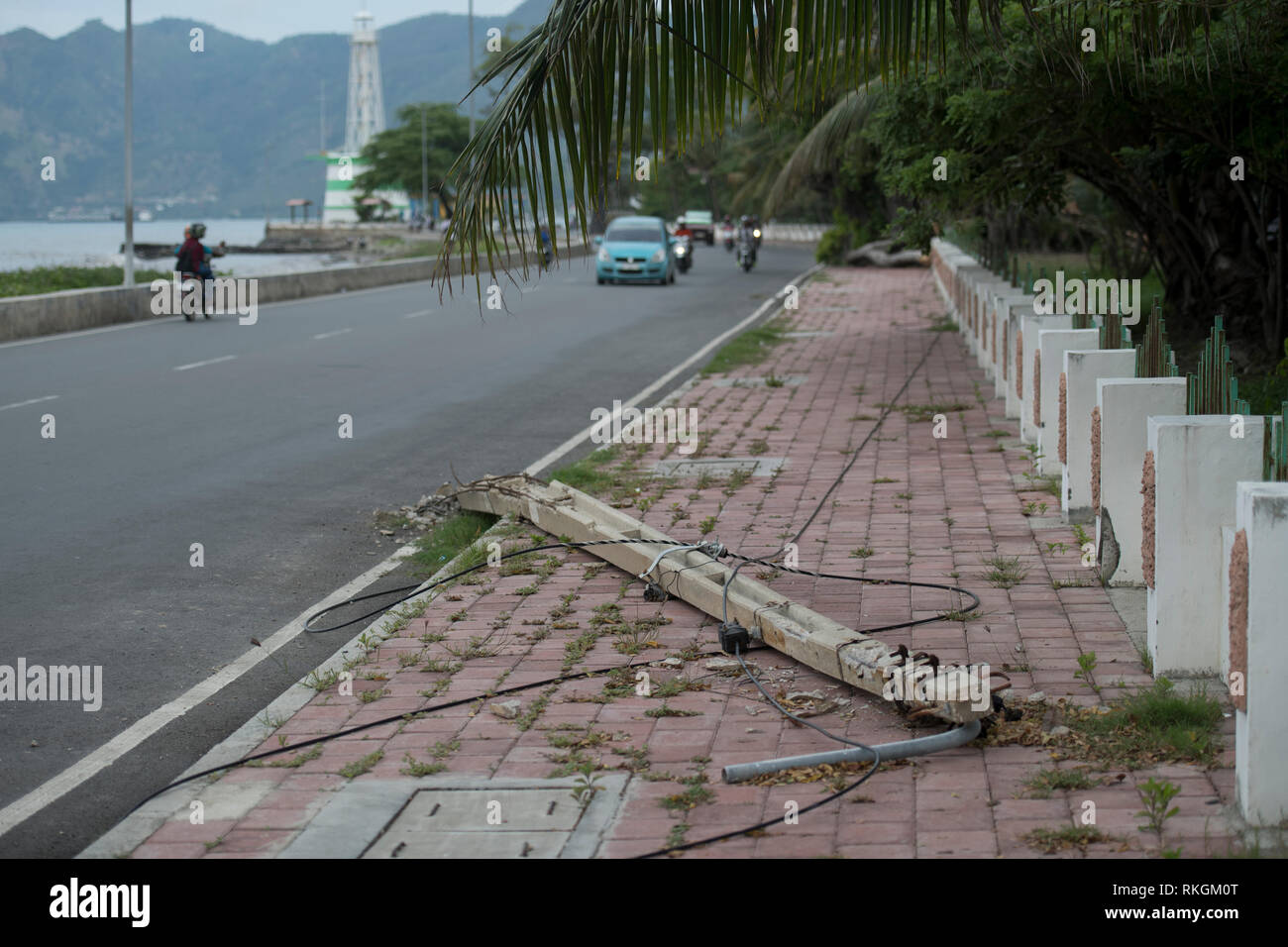 Infrastrutture, rottura polo elettrico con cavi su marciapiede, Dili, Timor Est Foto Stock