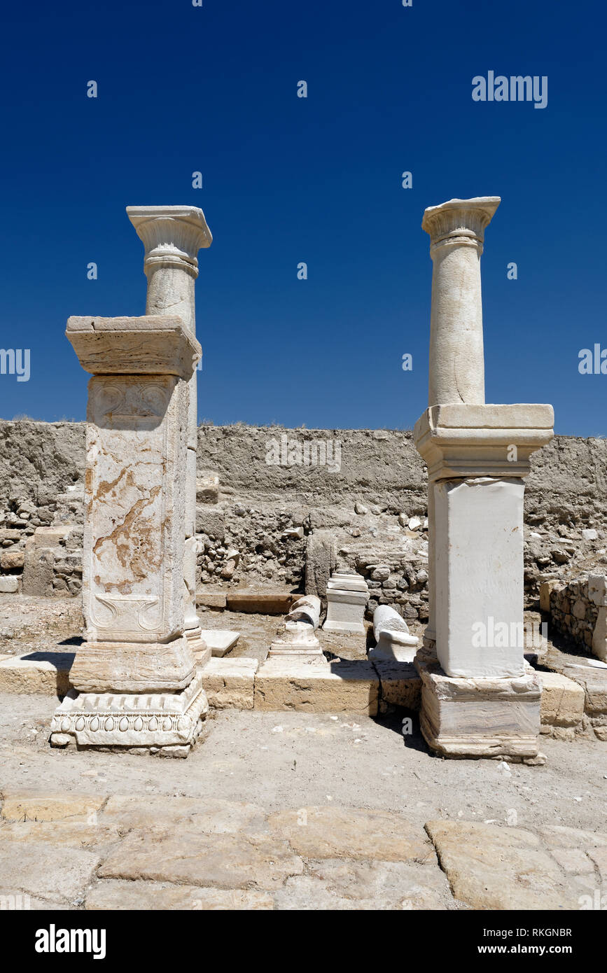 Hierapolis Street, una delle principali arterie della città antica, Tripolis sul meandro, Yenicekent, Turchia. La strada è adiacente al tardo romana Agora. Foto Stock