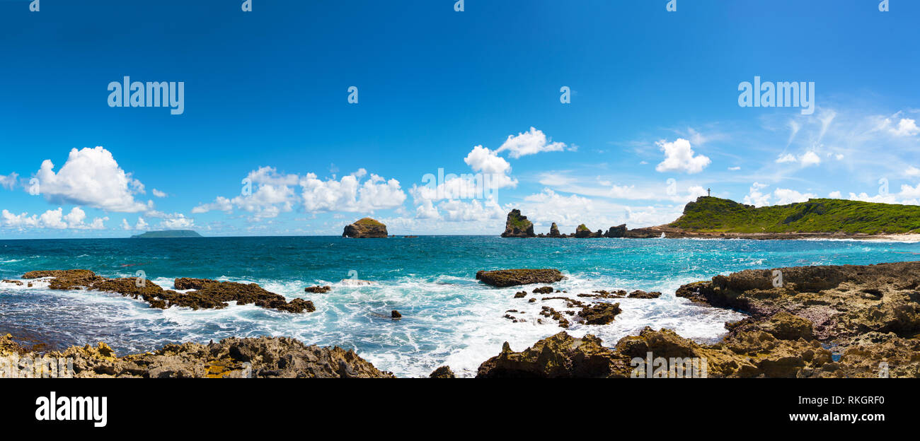 La Pointe des Chateaux (Castelli capezzagna) è una penisola che si estende nell'Oceano Atlantico dalla costa orientale dell'isola di Grande-Terre, in Foto Stock