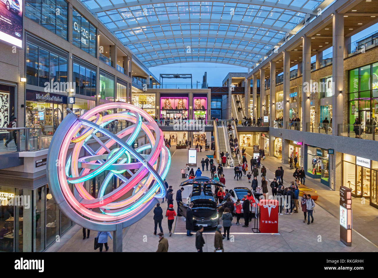 Oxford, Regno Unito. Serata in Leiden piazza nel nuovo Westgate shopping center aperto nel 2017 Foto Stock