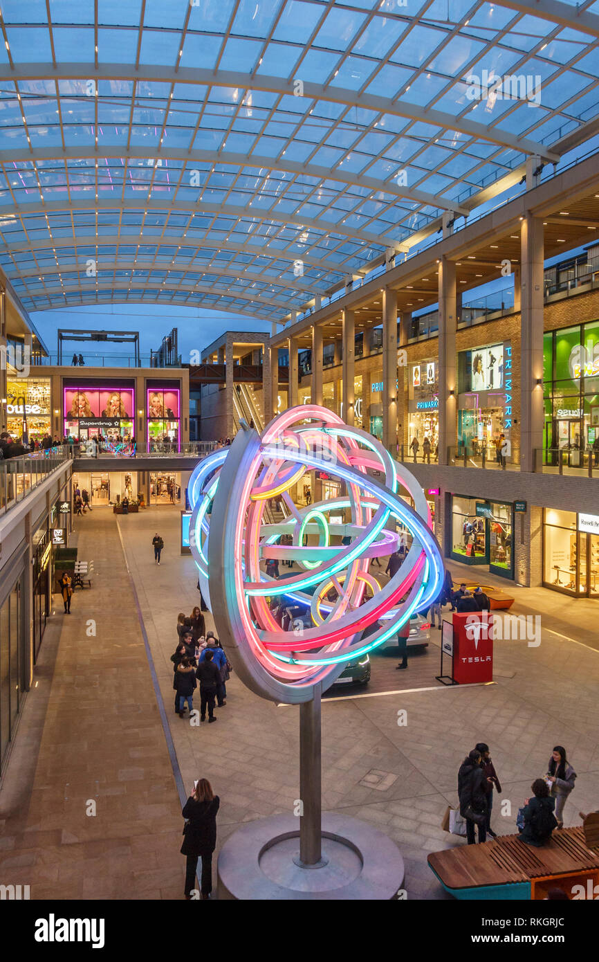 Oxford, Regno Unito. Serata in Leiden piazza nel nuovo Westgate shopping center aperto nel 2017 Foto Stock