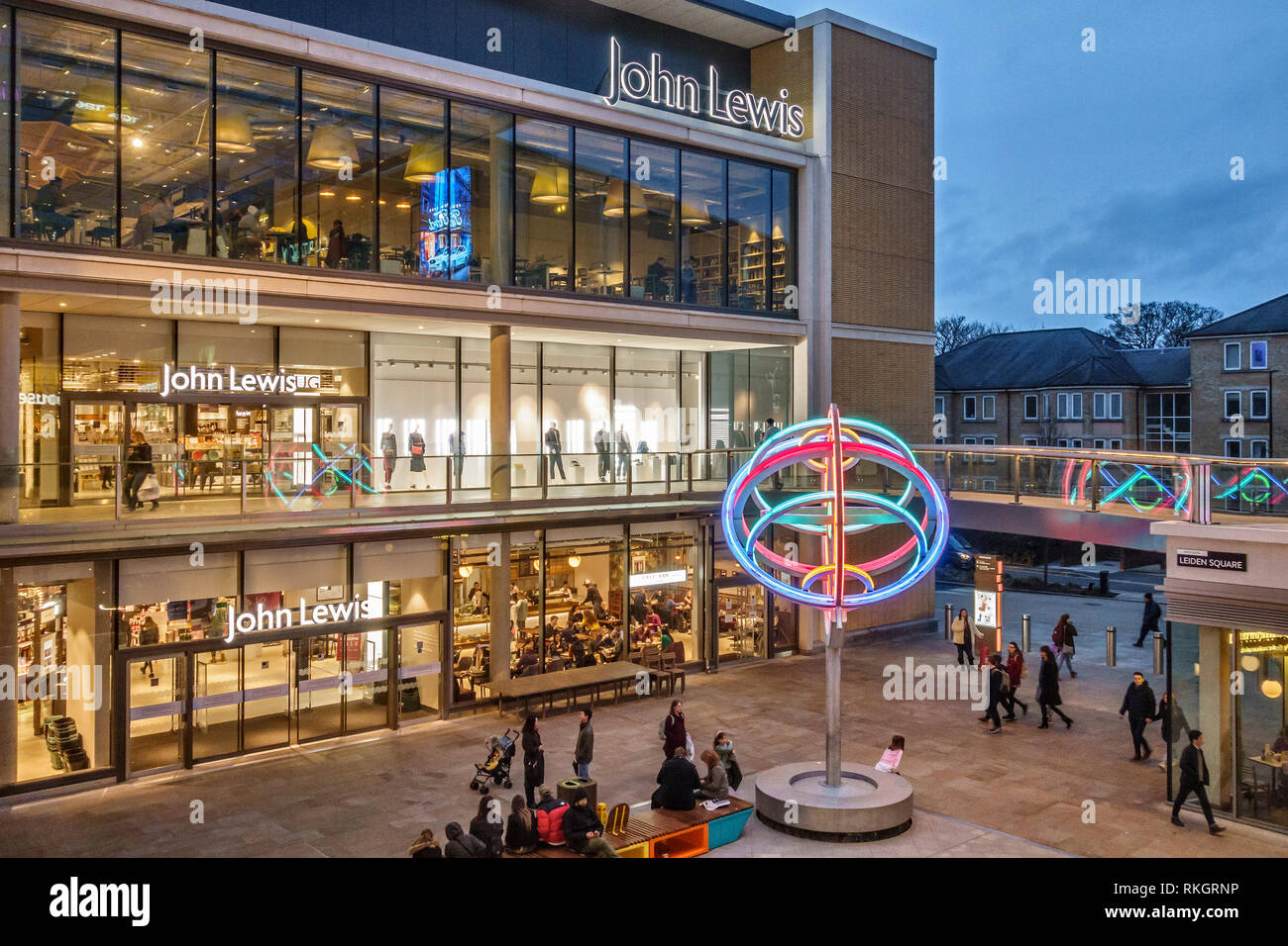 Oxford, Regno Unito. John Lewis department store di Leiden piazza nel nuovo Westgate shopping center aperto nel 2017 - Sera Foto Stock