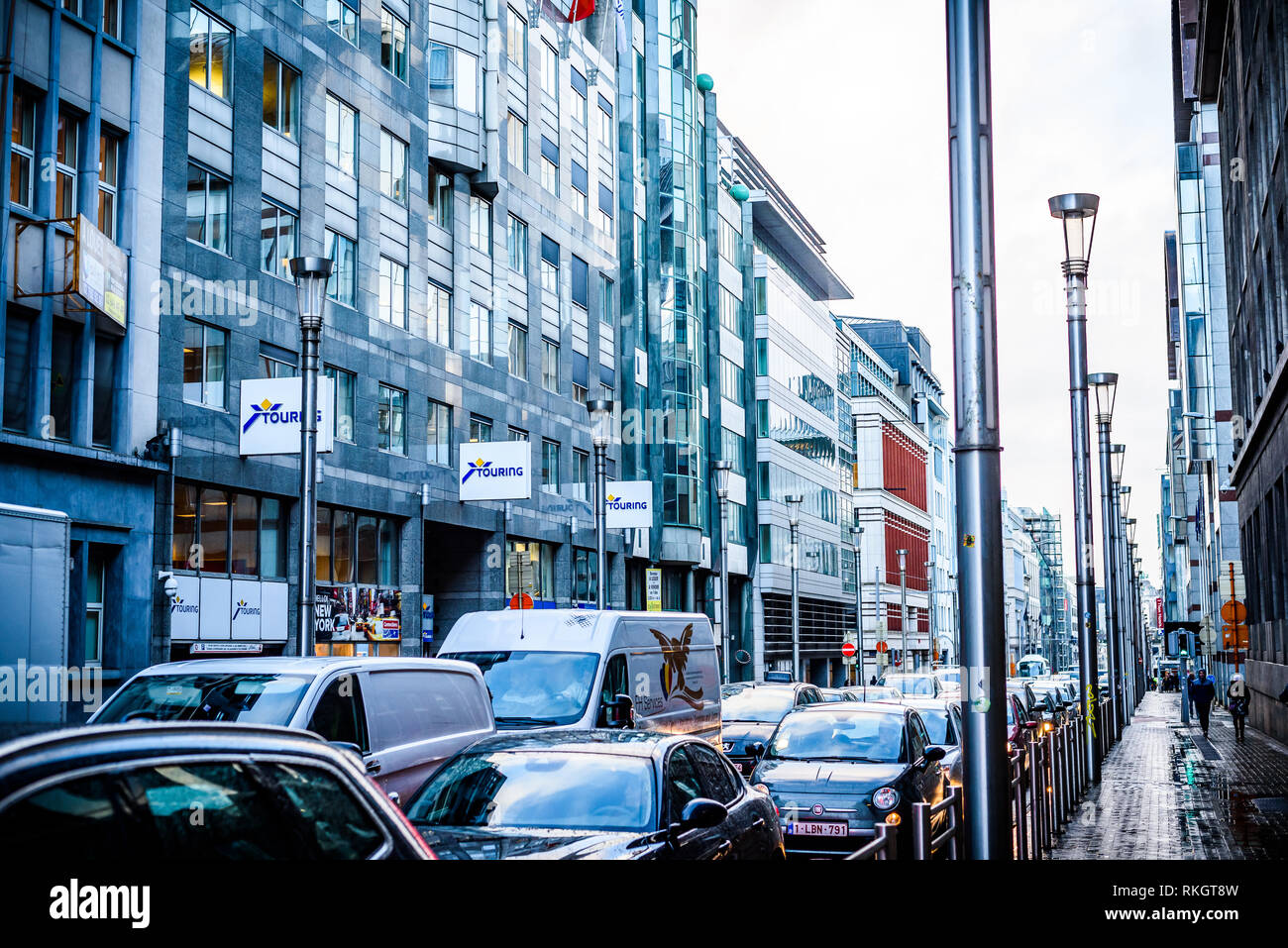 Strada moderna con molti edifici amministrativi su entrambi i lati della strada a Bruxelles Foto Stock