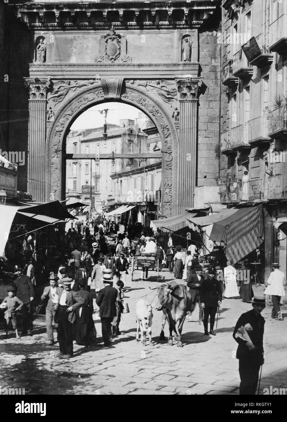 Porta Capuana, Napoli, campania, Italy 1910-20 Foto Stock
