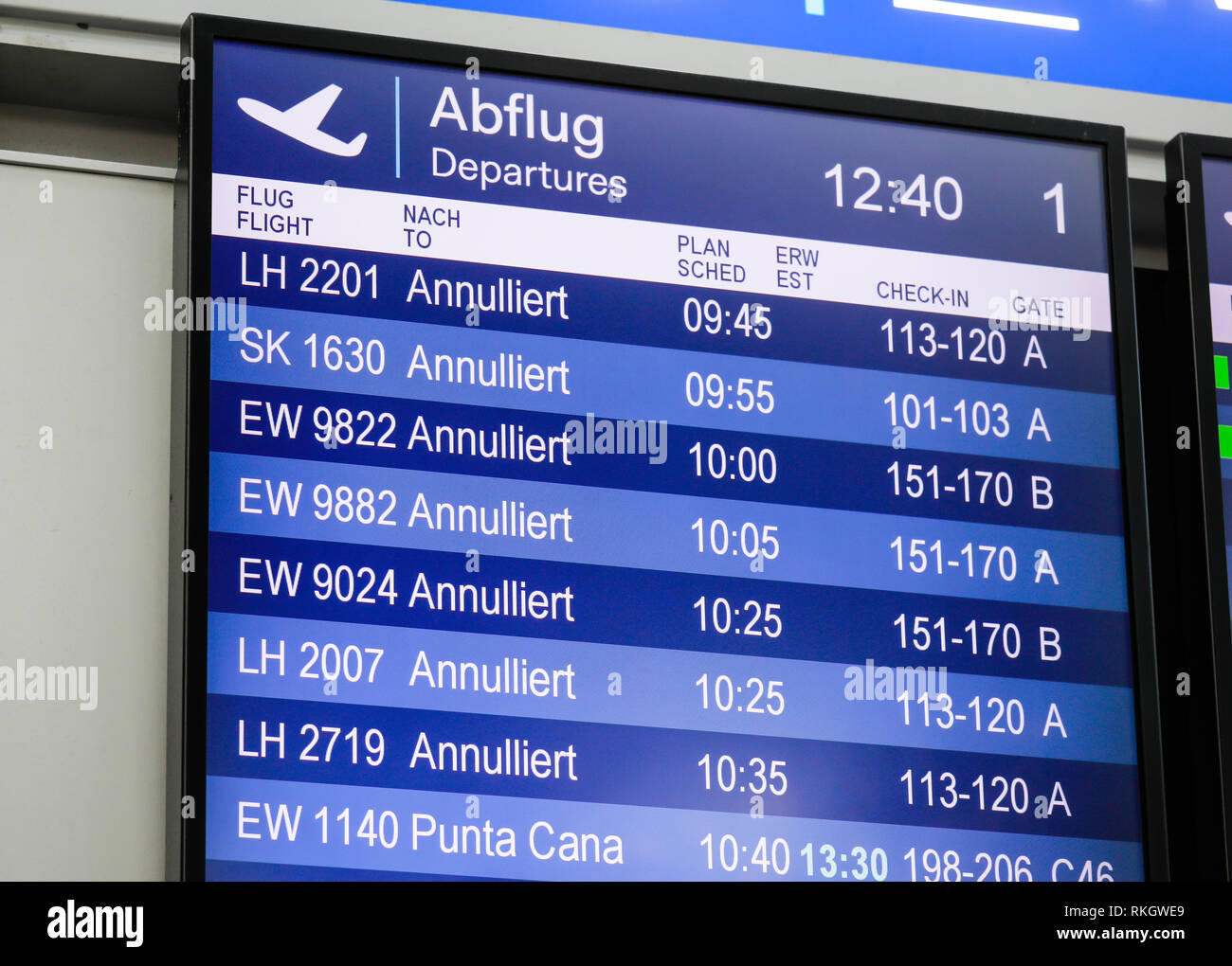 Duesseldorf, nella Renania settentrionale-Vestfalia, Germania - Dusseldorf Aeroporto Internazionale, DUS, quadro di valutazione con voli cancellati, qui in occasione di un wa Foto Stock