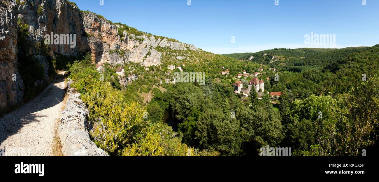 Pittoresca valle rurale e un piccolo chateau a Sauliac Sur Cele, Lot, Francia. Foto Stock