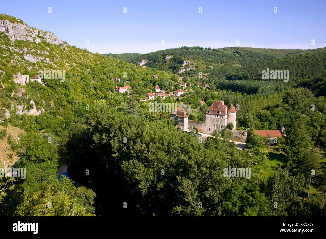 Pittoresca valle rurale e piccolo chateau, Sauliac Sur Cele, Lot, Francia. Foto Stock