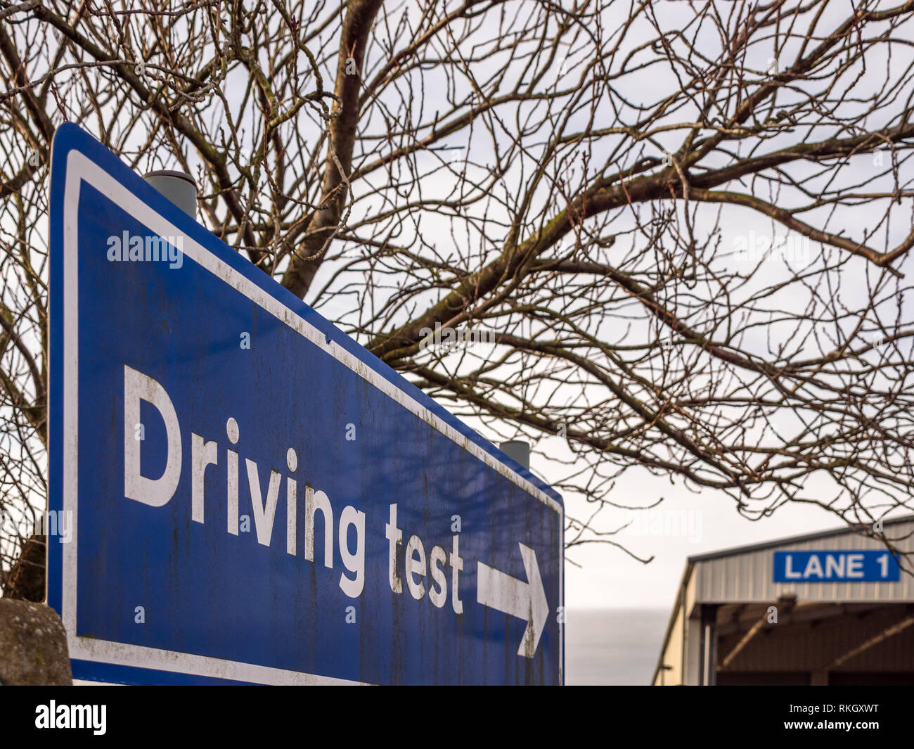 Vista giorno prova di guida direzionale blu segno posto in Inghilterra, Regno Unito Foto Stock
