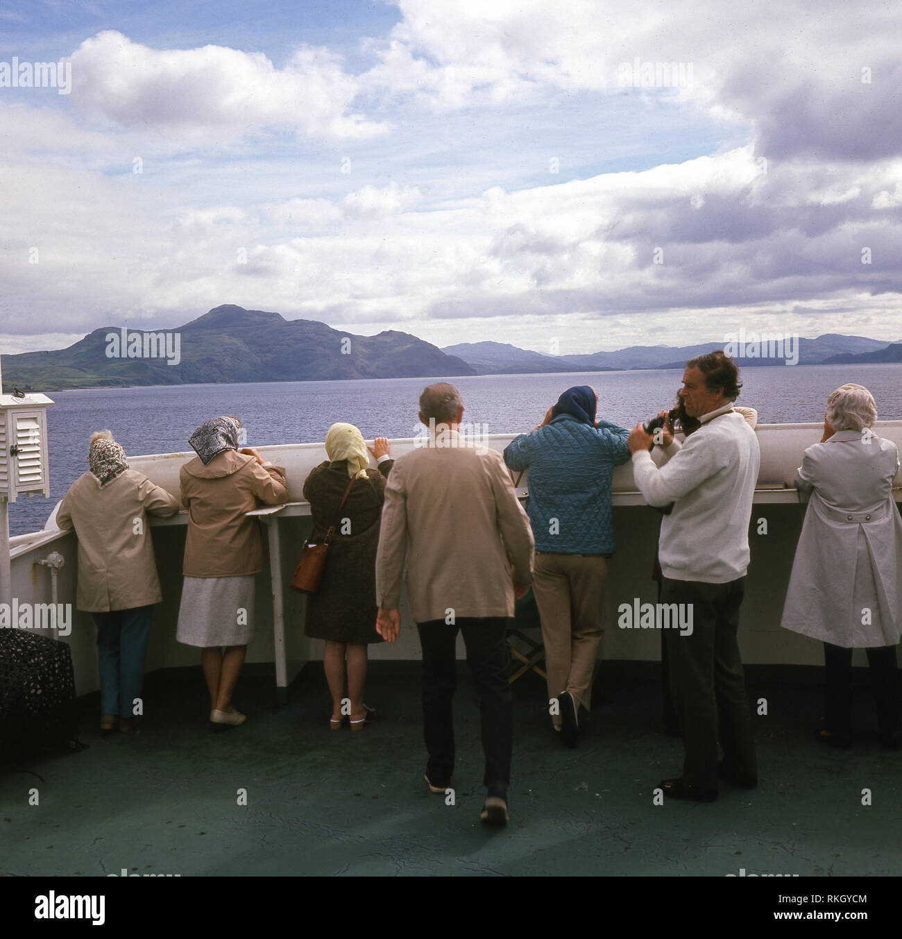 Anni sessanta, diurno e passeggeri su un traghetto a guardare il suono di Mull, un suono ( un oceano canale) tra la parte interna delle Ebridi Isola di Mull e Scozia. Il suono è parte dell'Oceano Atlantico sulla costa ovest della Scozia, Foto Stock
