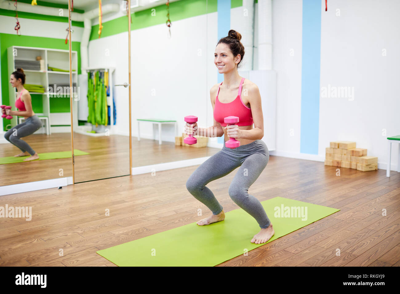 Allenarsi in palestra Foto Stock