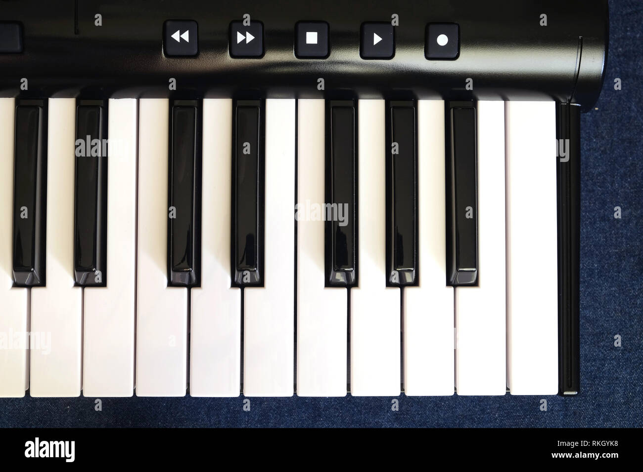 Piano tastiera con tasti bianchi e neri isolati su sfondo bianco vista  frontale foto verticale close up Foto stock - Alamy