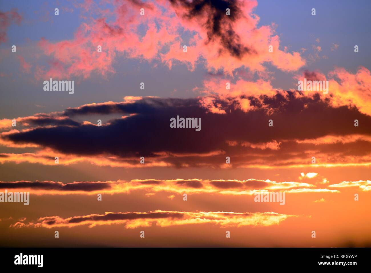 Nuvole illuminate dal sole in controluce. Foto Stock