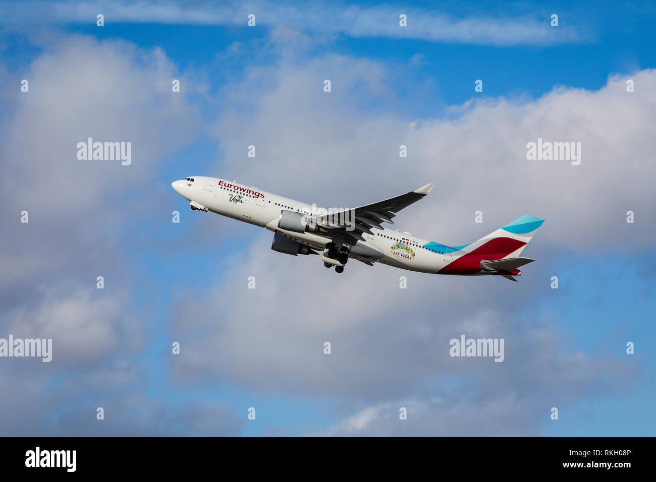 Duesseldorf, nella Renania settentrionale-Vestfalia, Germania - Eurowings aereo decollare da Duesseldorf International Airport, DUS Duesseldorf, Nordrhein-Westfale Foto Stock