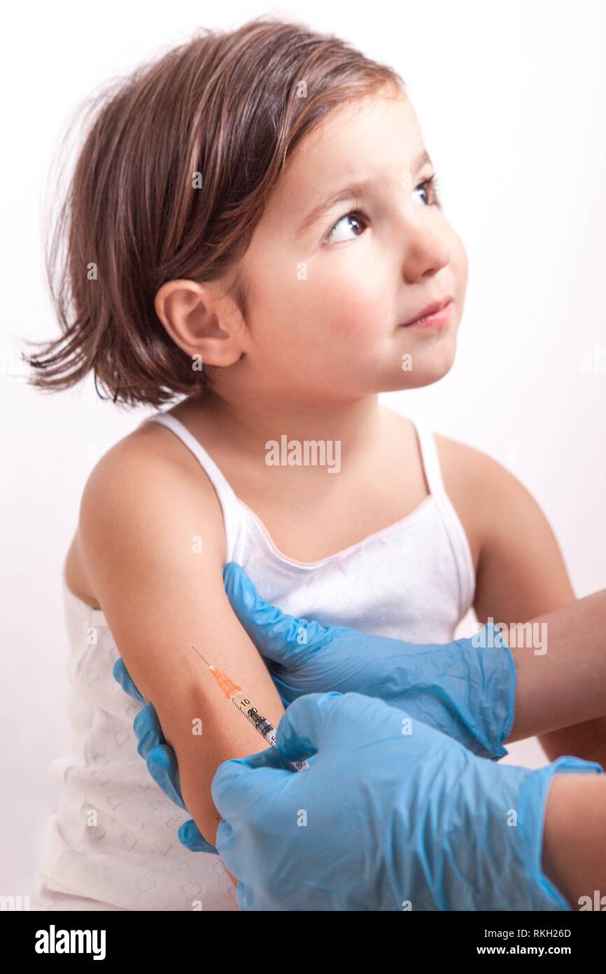 La vaccinazione di infermiere 3 anni bambina. Ella è rilassato e fiducioso. Foto Stock