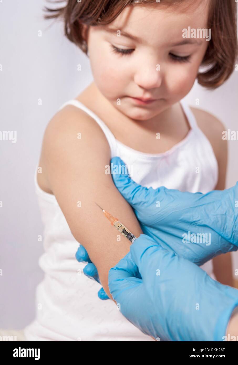 La vaccinazione di infermiere 3 anni bambina. Ella è rilassato e fiducioso. Foto Stock