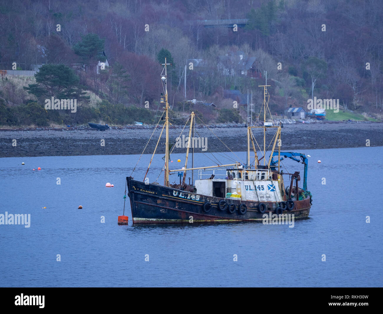 Barca da pesca 'Kildonan' UL145 ancorato a Ullapool in un giorno di pioggia. Ullapool, Highland, Scozia Foto Stock