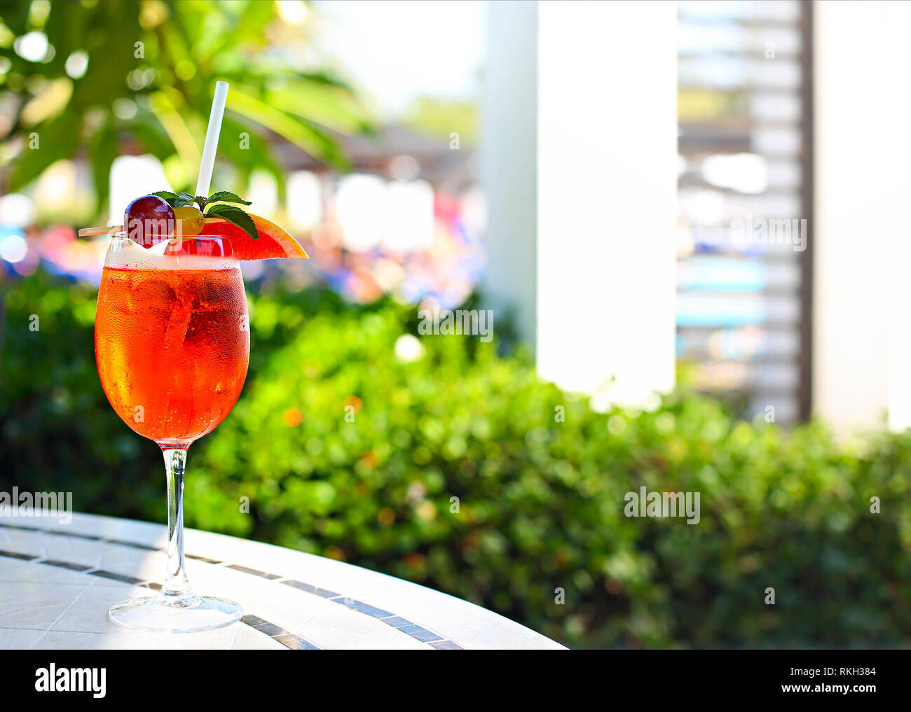 Bicchiere di Aperol Spritz cocktail sul tavolo del bar presso il resort tropicale Foto Stock