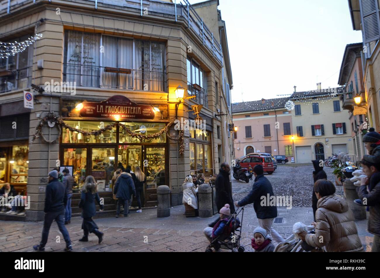 Bologna, Emilia Romagna, Italia. Dicembre 2018. La prosciutteria offrono la possibilità di acquistare e assaggiare il famoso locale di prosciutti e salami. Tipicità Foto Stock