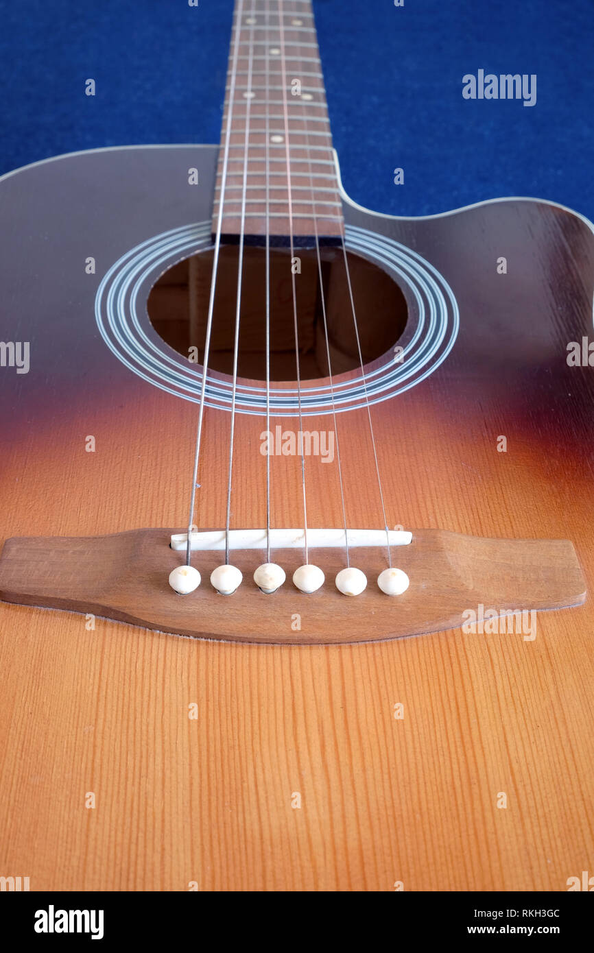 Classic acoustic sei stringhe guitar sunburst colore parte superiore da abete con spaccato frammento isolato su sfondo nero in vista verticale closeup Foto Stock