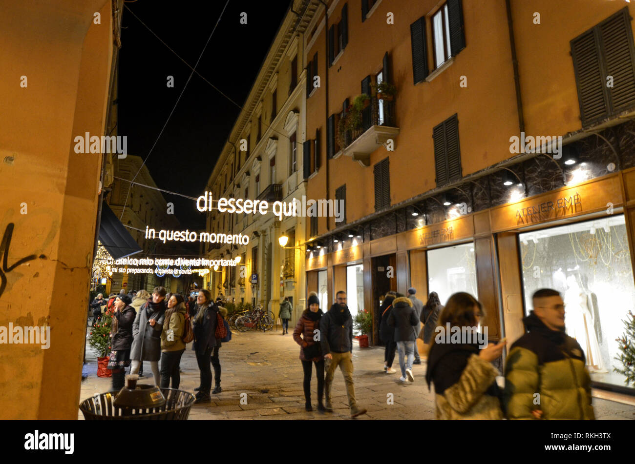 Bologna, Emilia Romagna, Italia. Dicembre 2018. Per le vacanze di Natale, la strada è decorato con luci che mostra il testo della canzone il ye Foto Stock