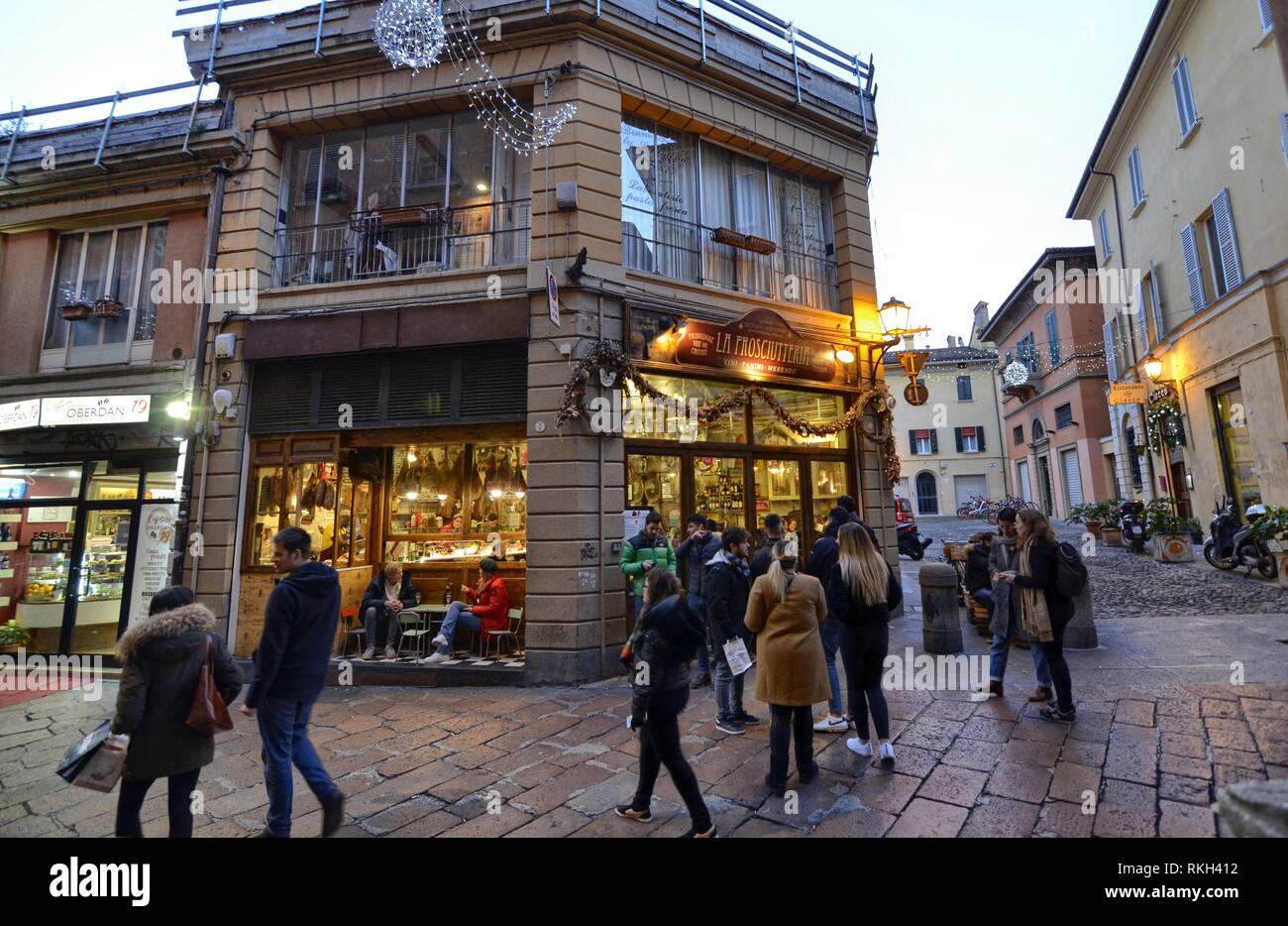 Bologna, Emilia Romagna, Italia. Dicembre 2018. La prosciutteria offrono la possibilità di acquistare e assaggiare il famoso locale di prosciutti e salami. Tipicità Foto Stock