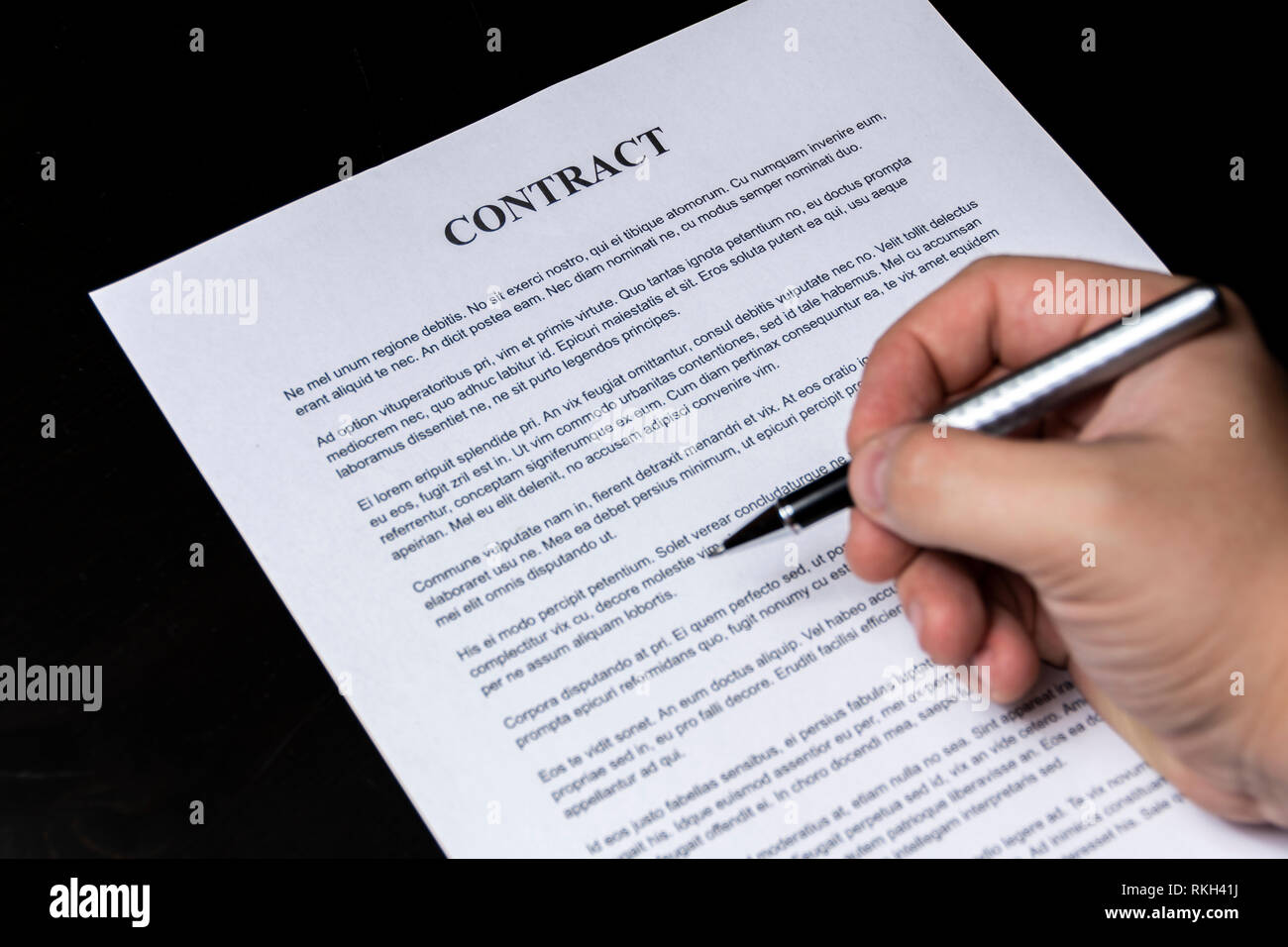 Shot raffigurante una firma legale di un contratto vincolante tra due parti. Foto Stock