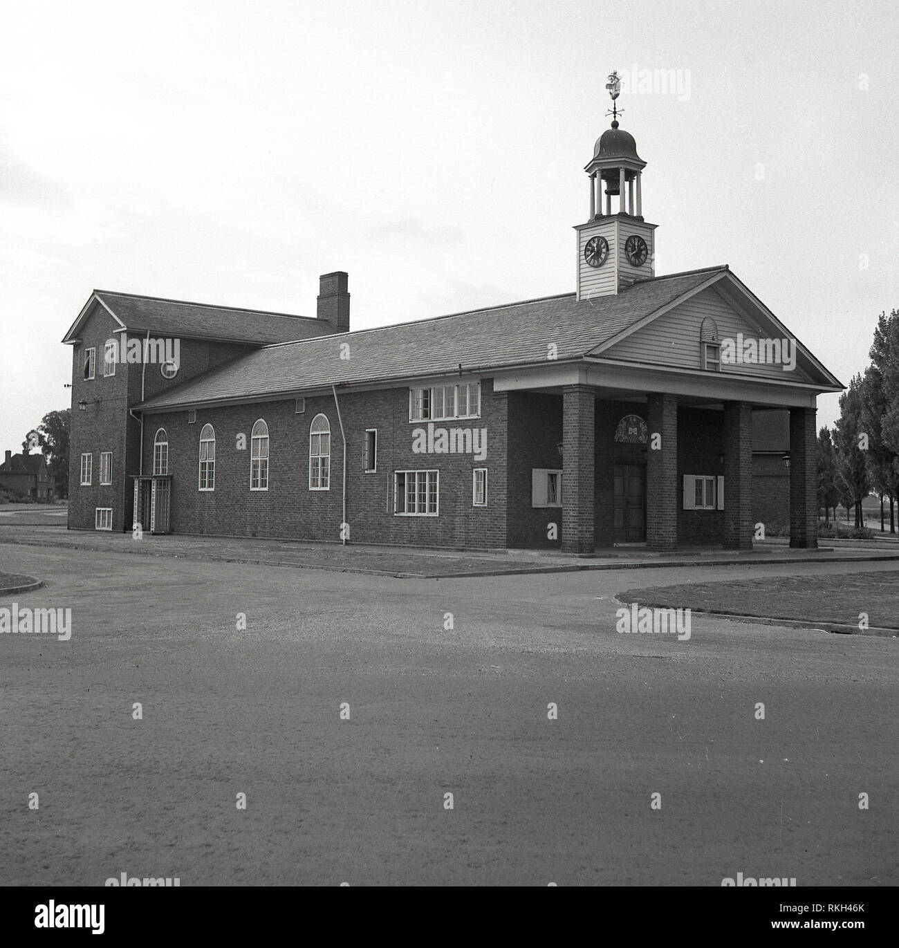 Degli anni Cinquanta, la vista della chiesa e della comunità hall a Stewartby, Bedfordshire, il modello borgo costruito dalla London Brick Company per la sua forza lavoro industriale. Progettato da F. W Walker e iniziato nel 1926 in esso previsti alloggiamenti, strutture sportive e altri servizi in un ambiente piacevole e seguita nella tradizione della Quaker famiglie di Rowntree e Cadbury's. Foto Stock