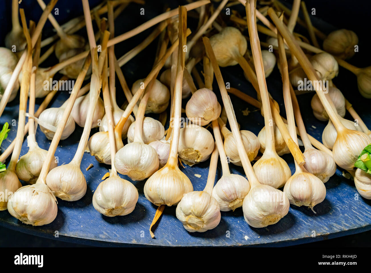 Immagine ravvicinata di aglio fresco in Atwater Market a Montreal, Canada Foto Stock
