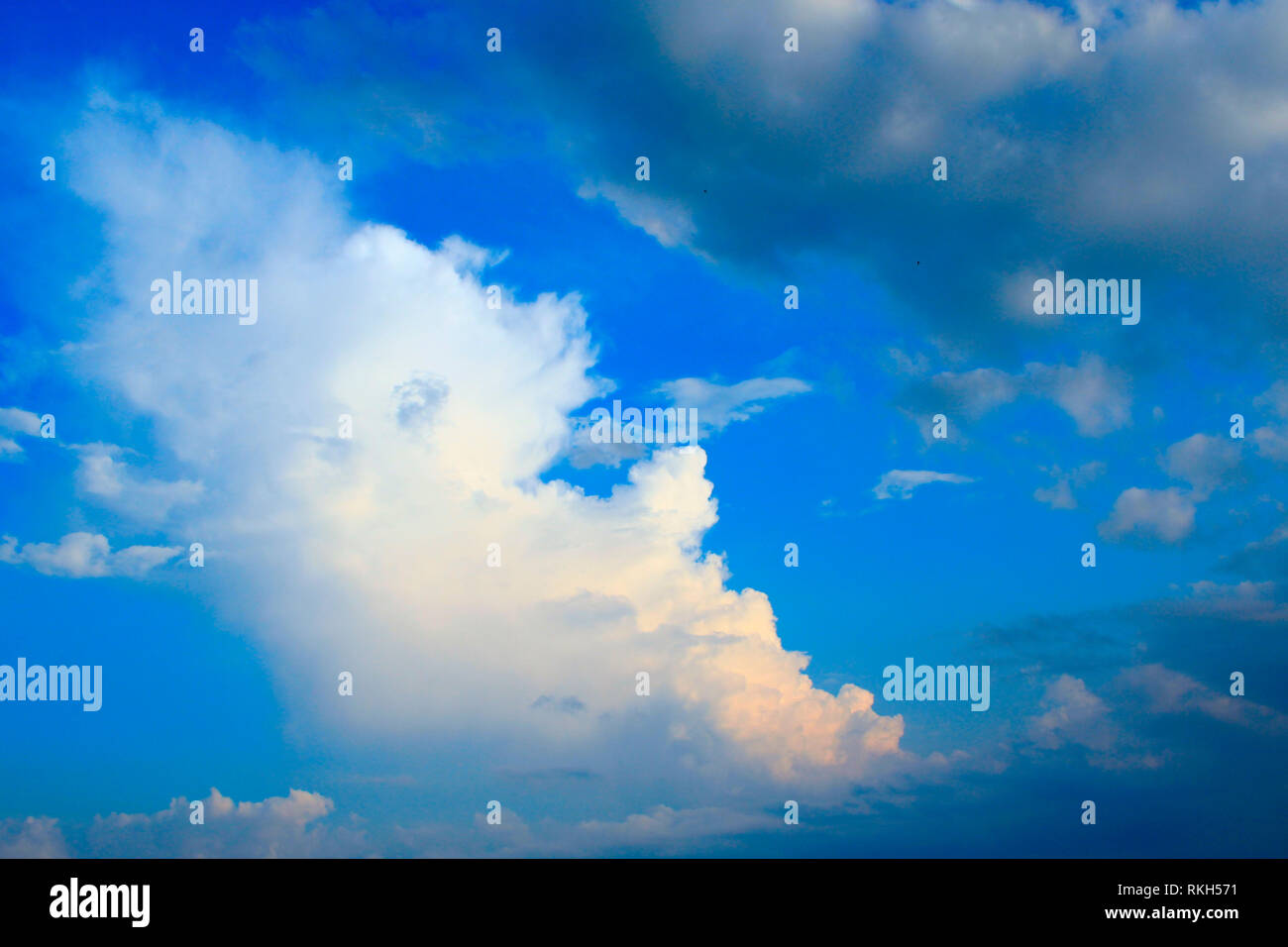 Bella nuvole bianche sul cielo blu sullo sfondo. Il cielo blu con nuvole bianche Foto Stock