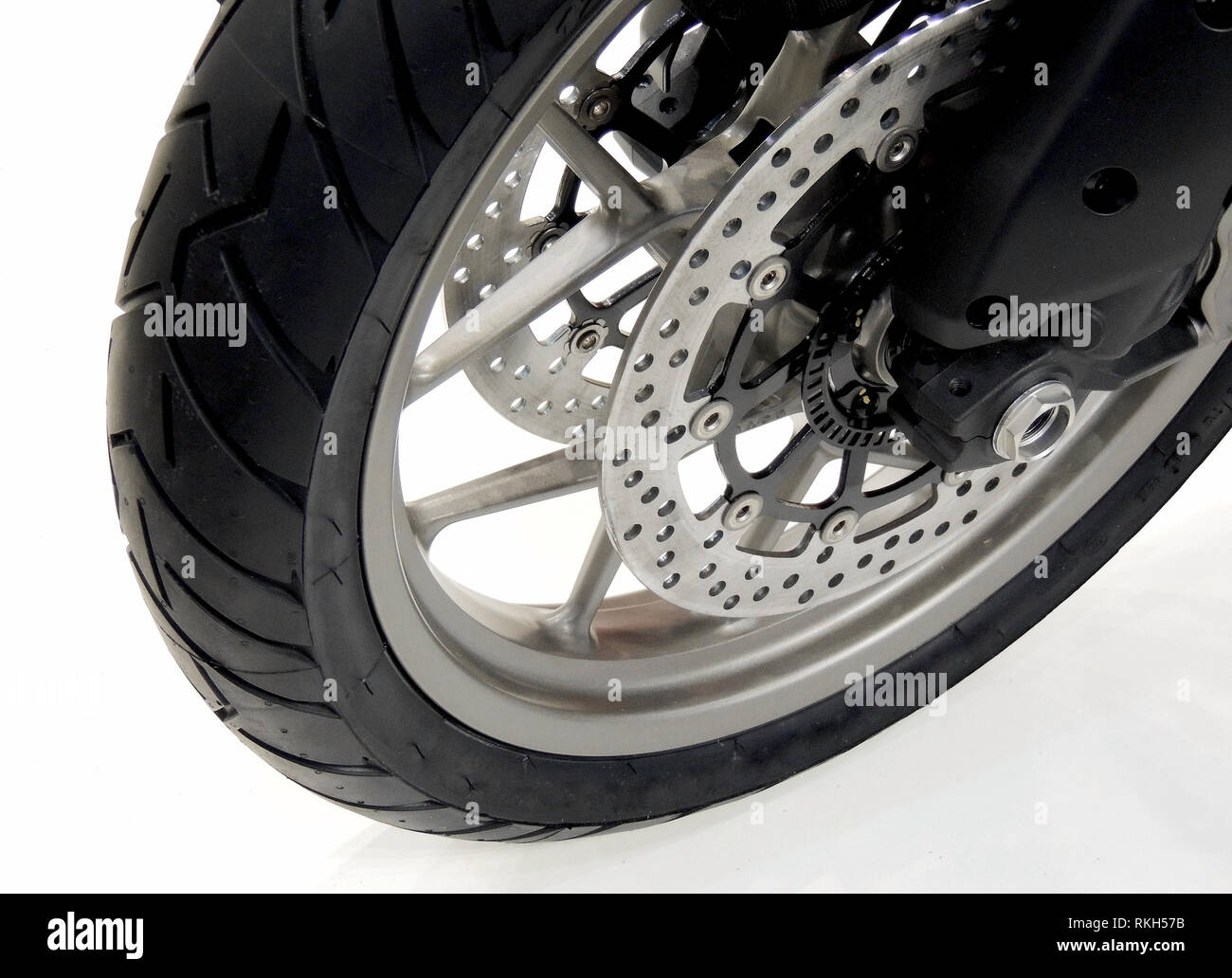 Il disco del freno e le pinze sulla ruota anteriore del motociclo sport stock photo Foto Stock