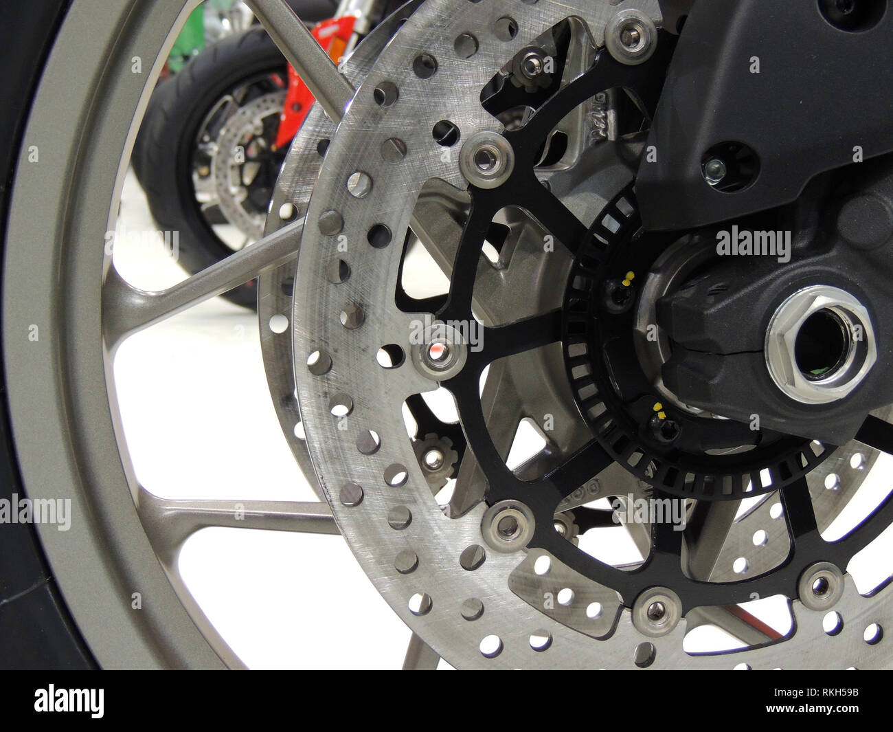 Il disco del freno della ruota anteriore della motocicletta sportiva a moto shop stock photo Foto Stock