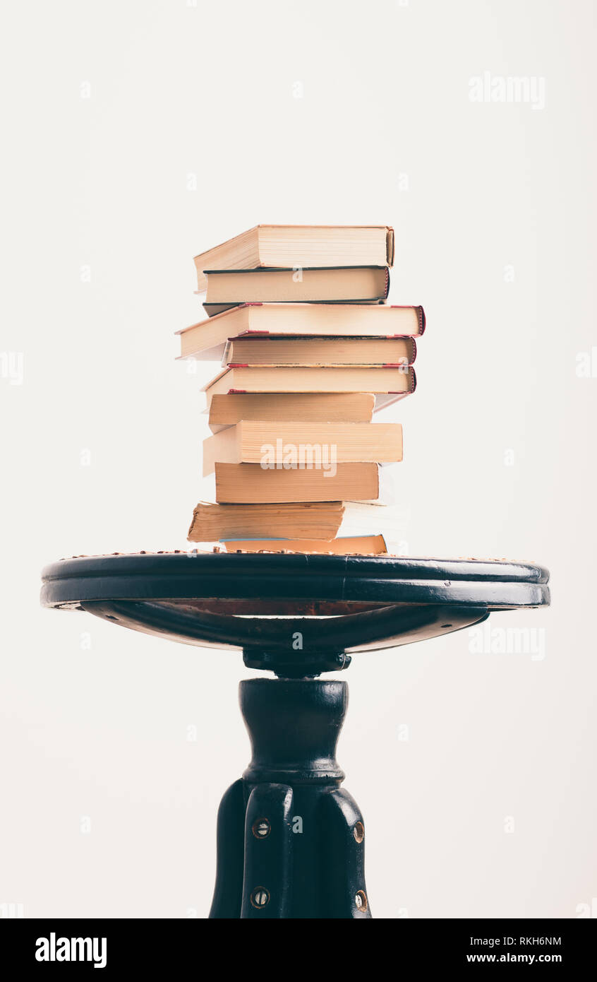 Un paio di libri con tazza di caffè sulla sedia Foto Stock