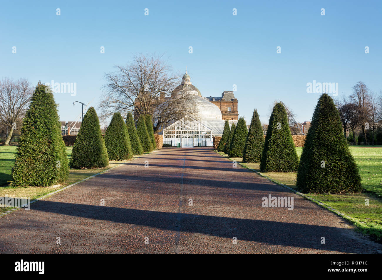 Vicolo verso il giardino d'inverno del Palazzo del Popolo in Glasgow Green park Foto Stock
