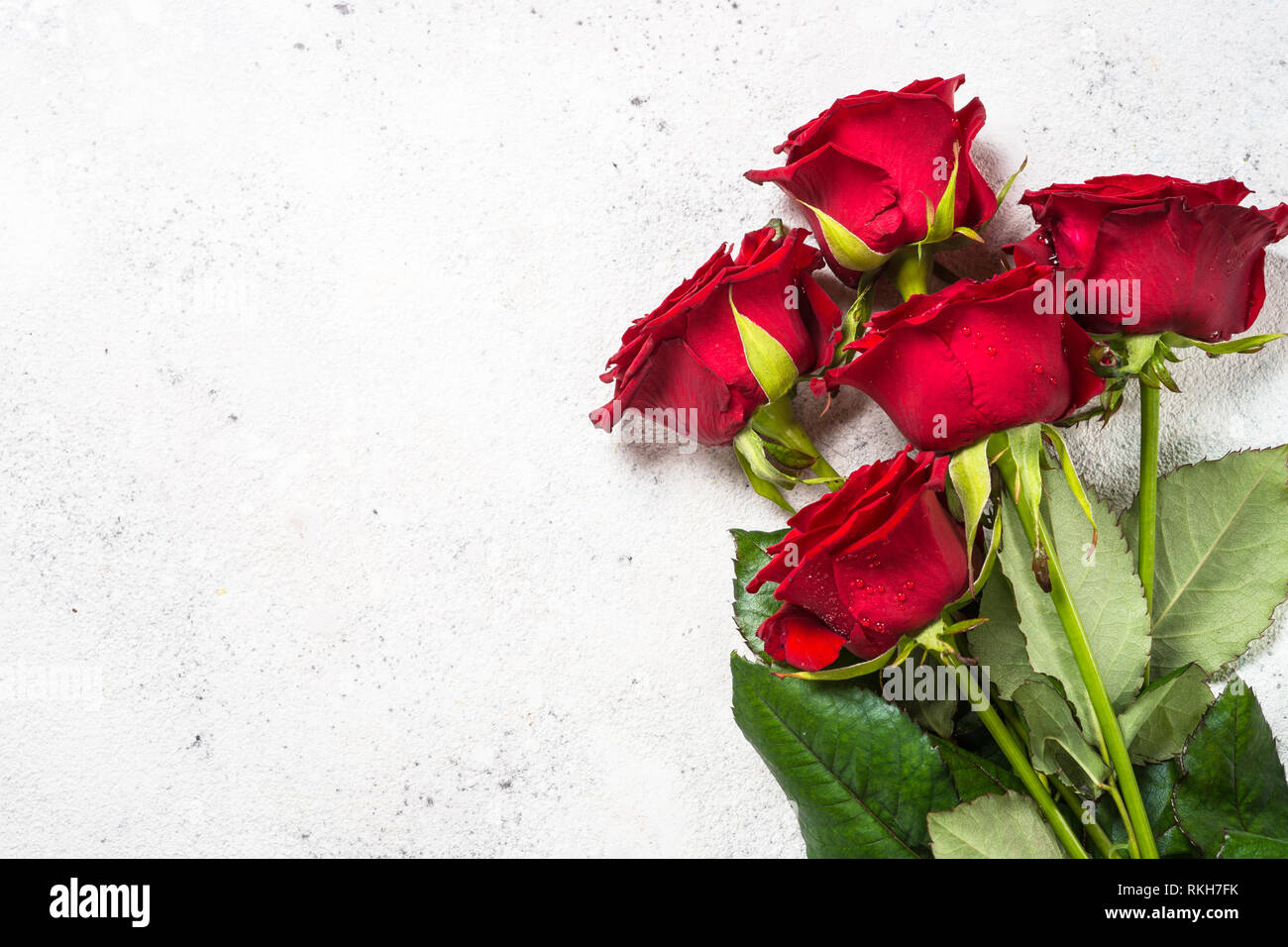 Rose rosse bouquet di fiori su fondo bianco vista dall'alto Foto stock -  Alamy