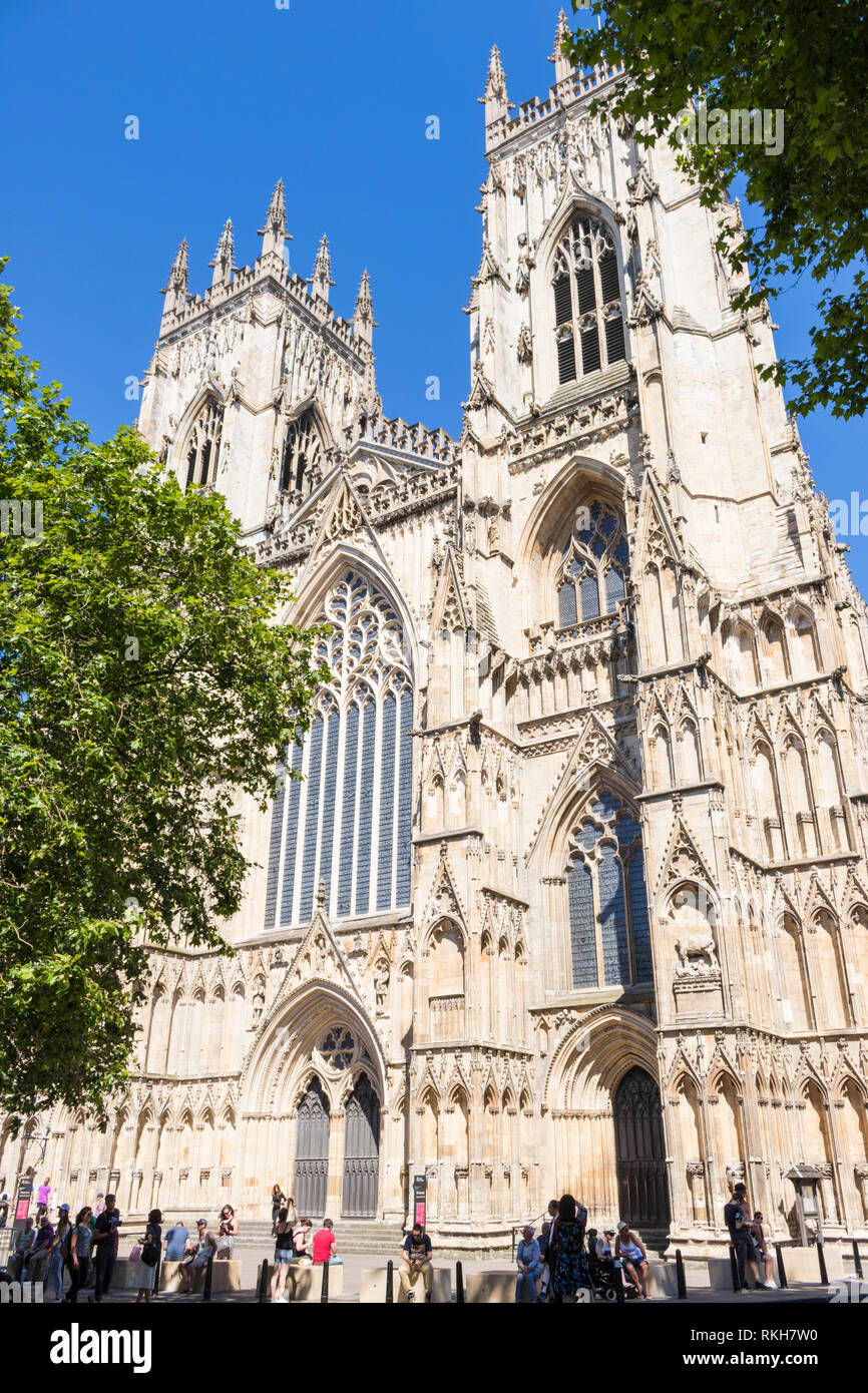 York Minster, Cattedrale gotica facciata anteriore della navata ,città di York, nello Yorkshire, Inghilterra, Regno Unito, GB, Europa Foto Stock