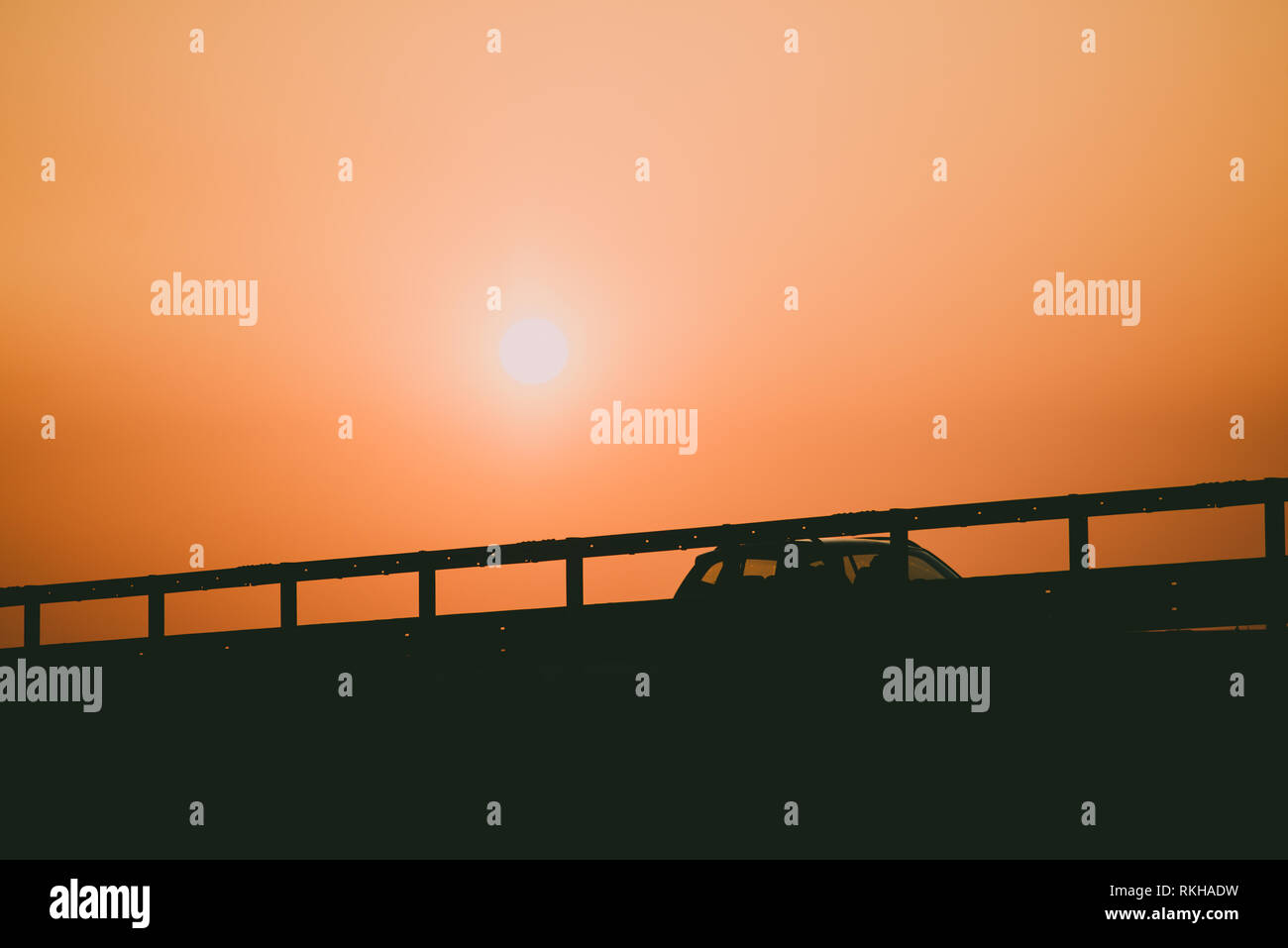 Alla guida di una vettura al tramonto sull'autostrada - car concetto di viaggio Foto Stock