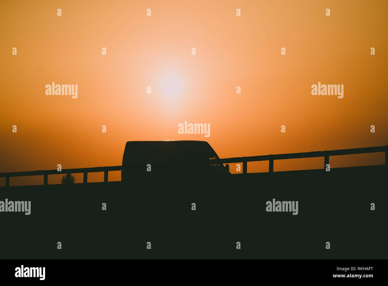 La guida di un furgone al tramonto - Logistica dei trasporti il concetto di servizio Foto Stock