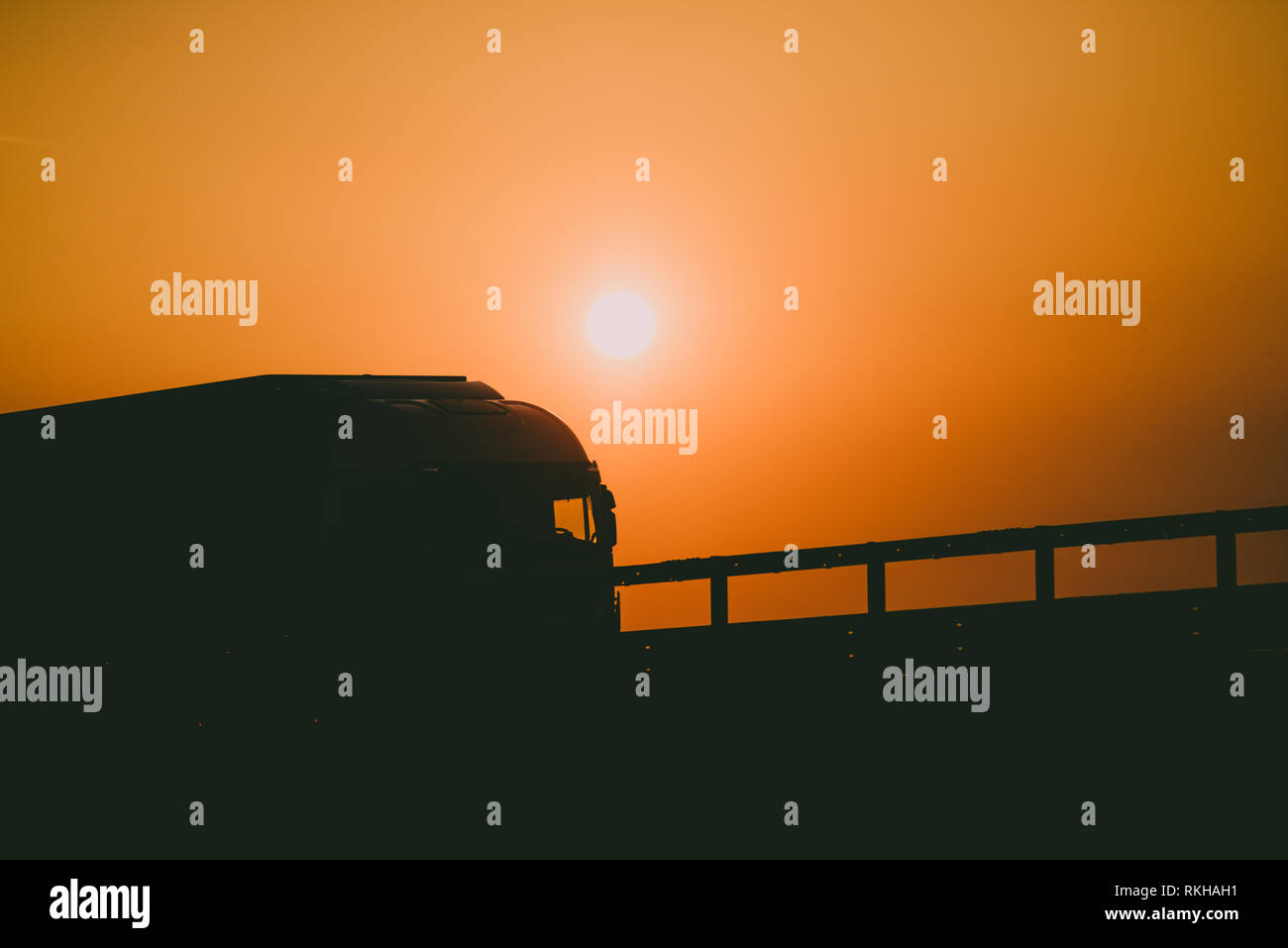 Guida di un carrello al tramonto - Logistica dei trasporti il concetto di servizio Foto Stock