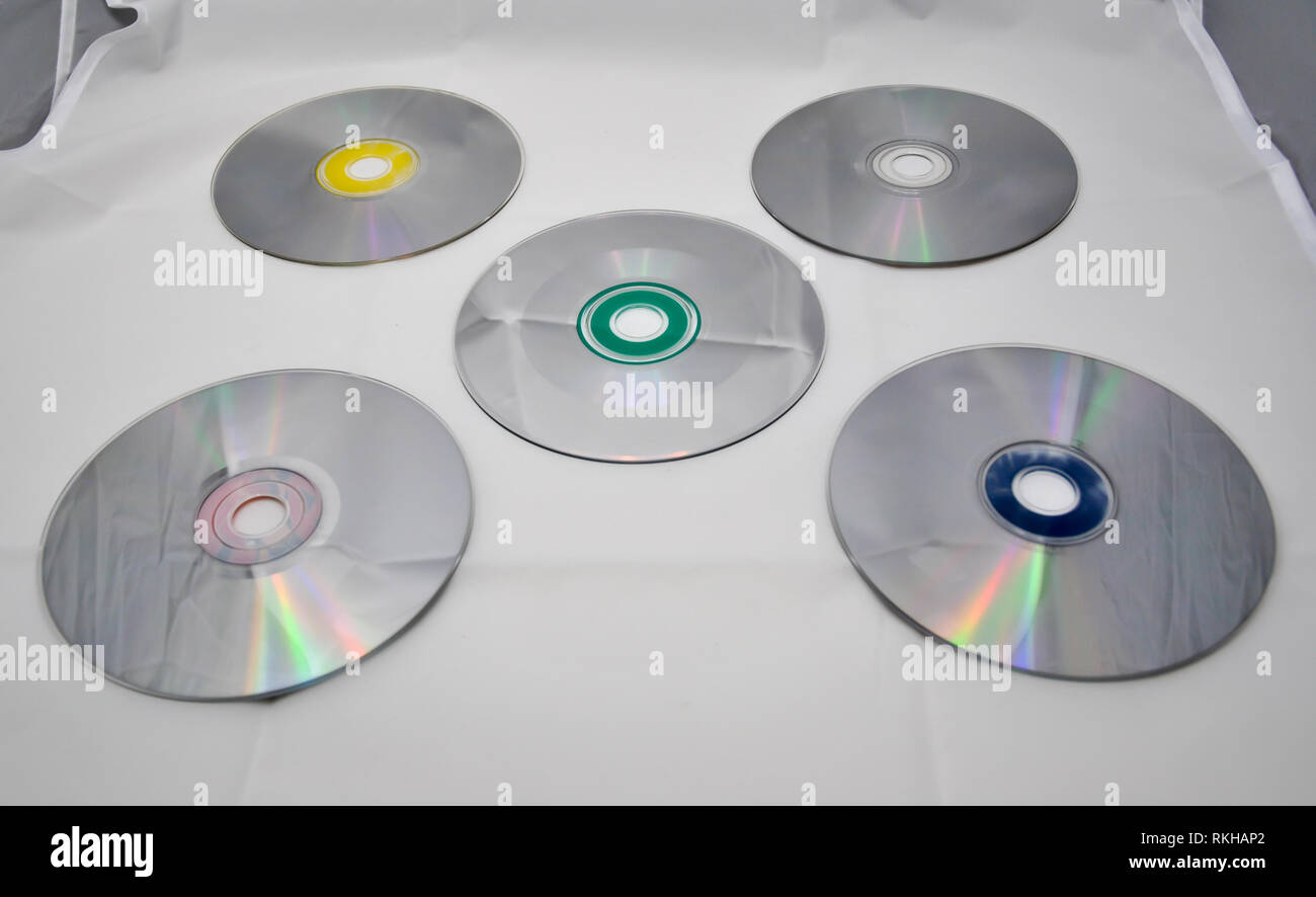 Una raccolta di 5 compact disc che mostra lato opticle Foto Stock