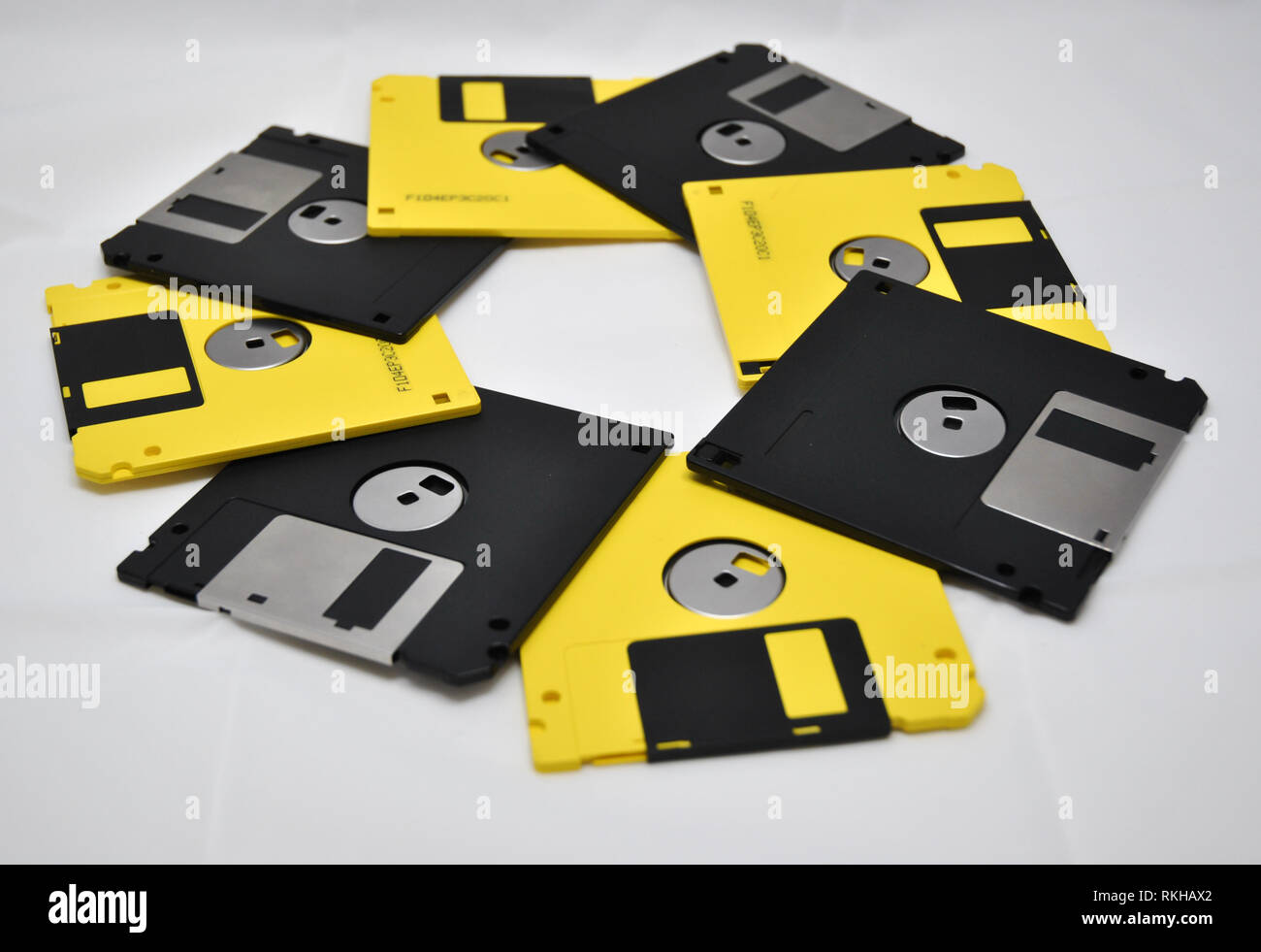 Una selezione di 8 computer 3.5' dischi floppy predisposte in un cerchio Foto Stock