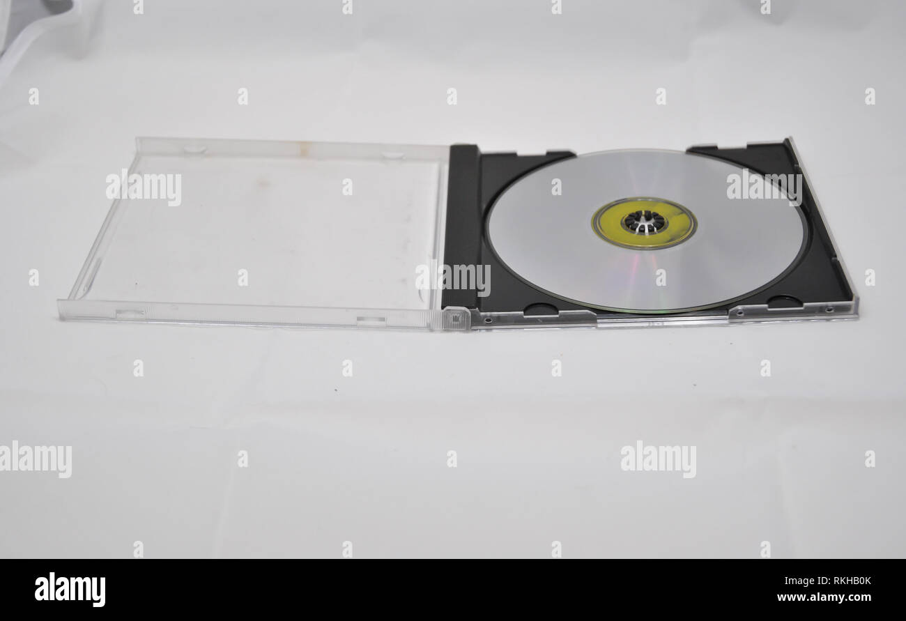 Un compact disc nella sua custodia di supporto Foto Stock