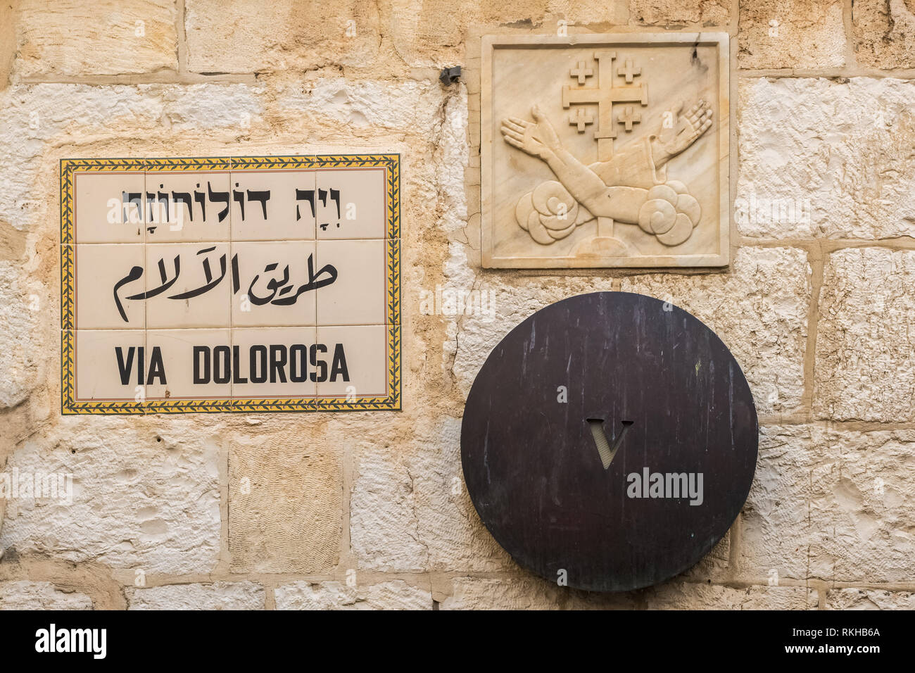 La quinta stazione del percorso di santo Gesù camminava sul suo ultimo giorno sulla Via Dolorosa a Gerusalemme, Israele Foto Stock
