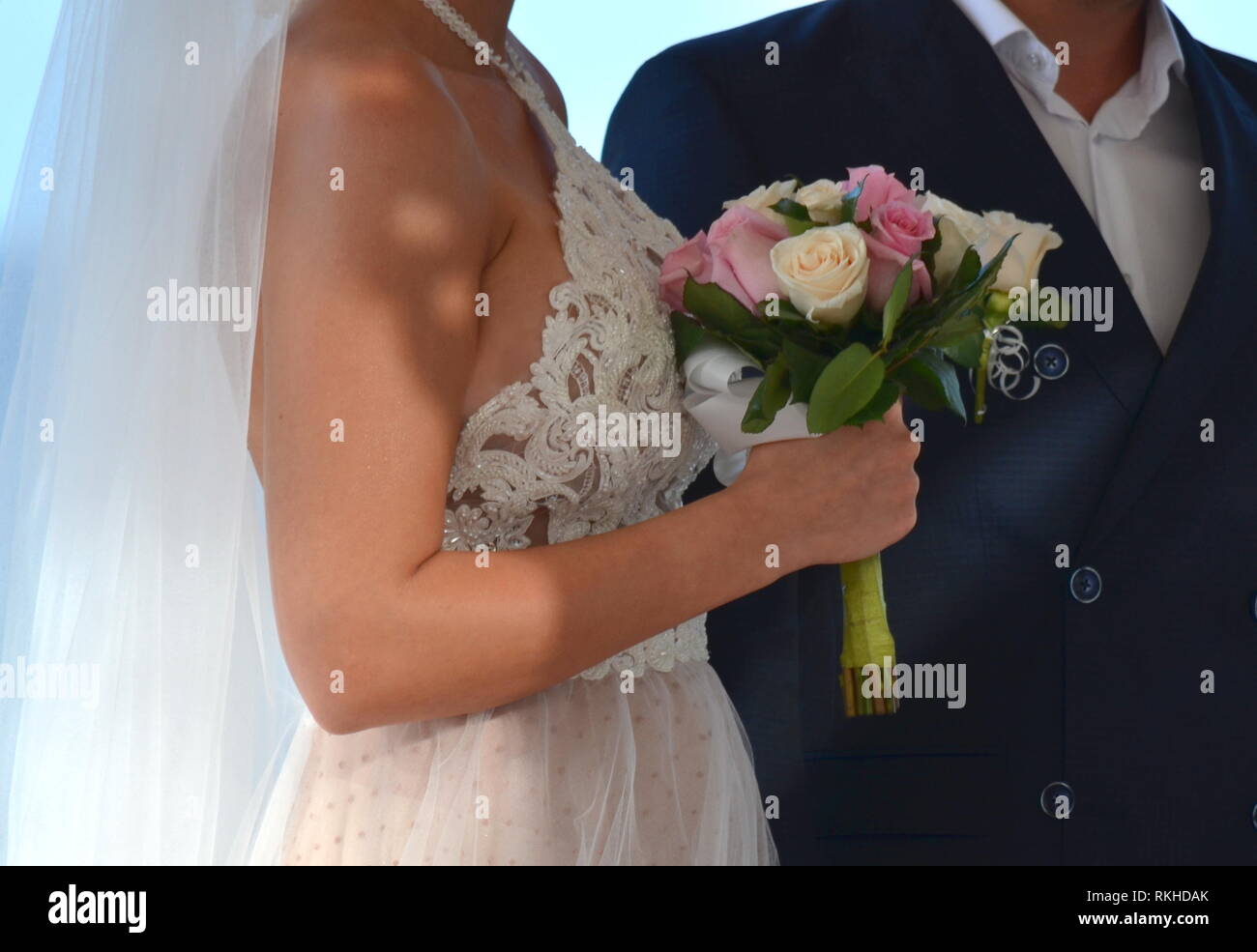 Giovane sposa in pizzo bianco halter top abito da sposa a piedi giù per la corsia a un hotel in un resort tropicale. Matrimonio in un giardino tropicale. Foto Stock