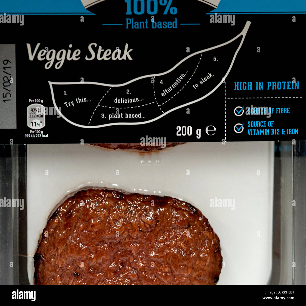 Veggie bistecche, supermercato Tesco, Hove, Inghilterra, 2019. Nuova carne vegano-free bistecche stanno diventando sempre più popolari in catene di supermercati britannici. Foto Stock
