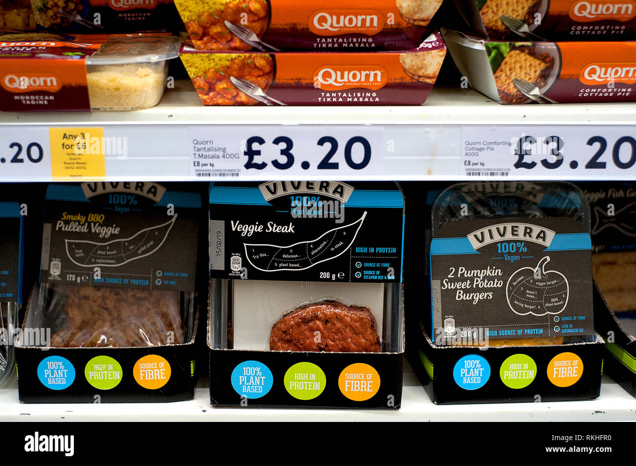 Vegetariano e vegano gamme di prodotti alimentari può essere trovato in tutte le catene di supermercati britannici come la tendenza per a base di vegetali e carne-gratuitamente il cibo diventa sempre più popolare Foto Stock