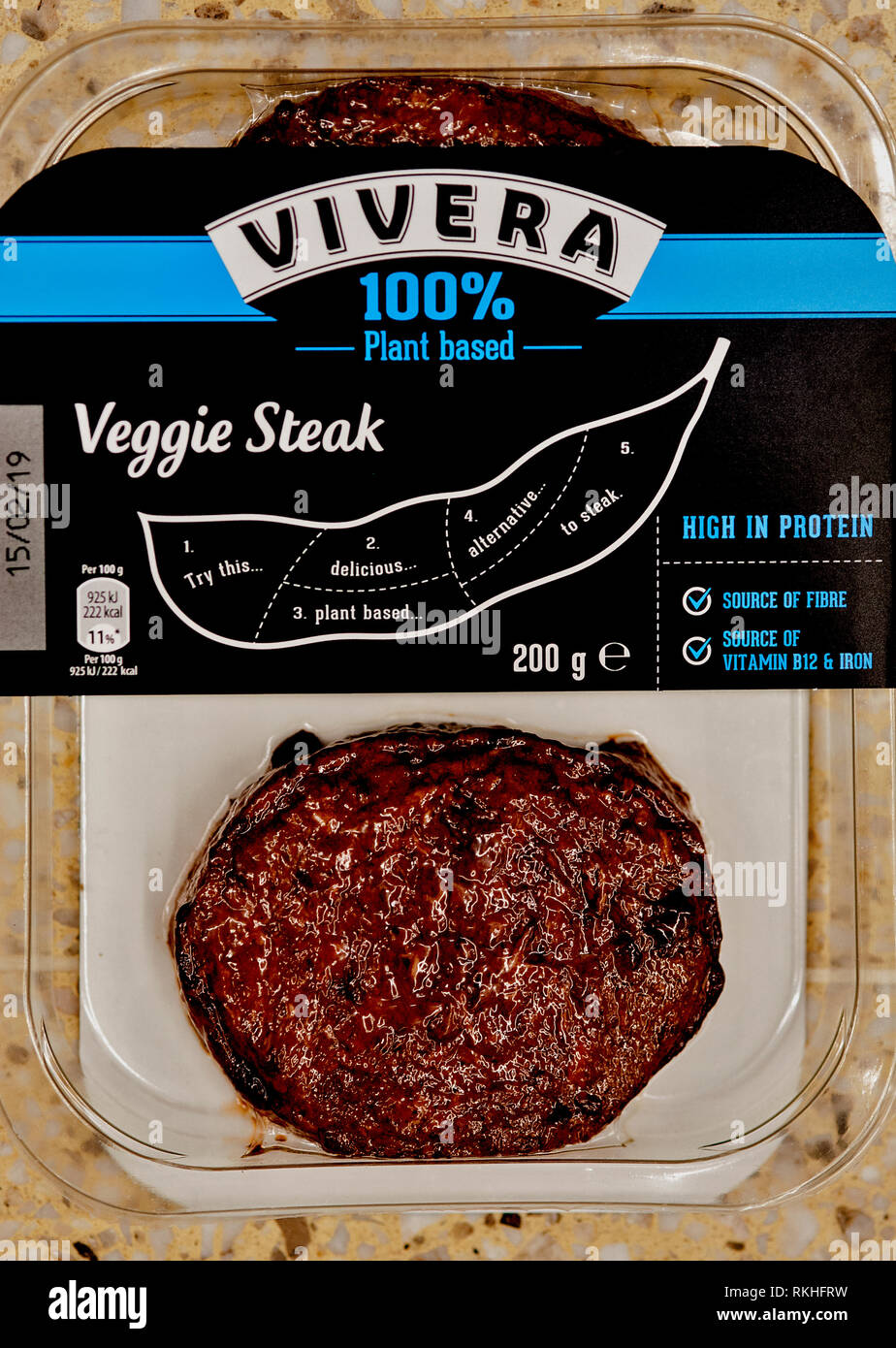 Veggie bistecche, supermercato Tesco, Hove, Inghilterra, 2019. Nuova carne vegano-free bistecche stanno diventando sempre più popolari in catene di supermercati britannici. Foto Stock