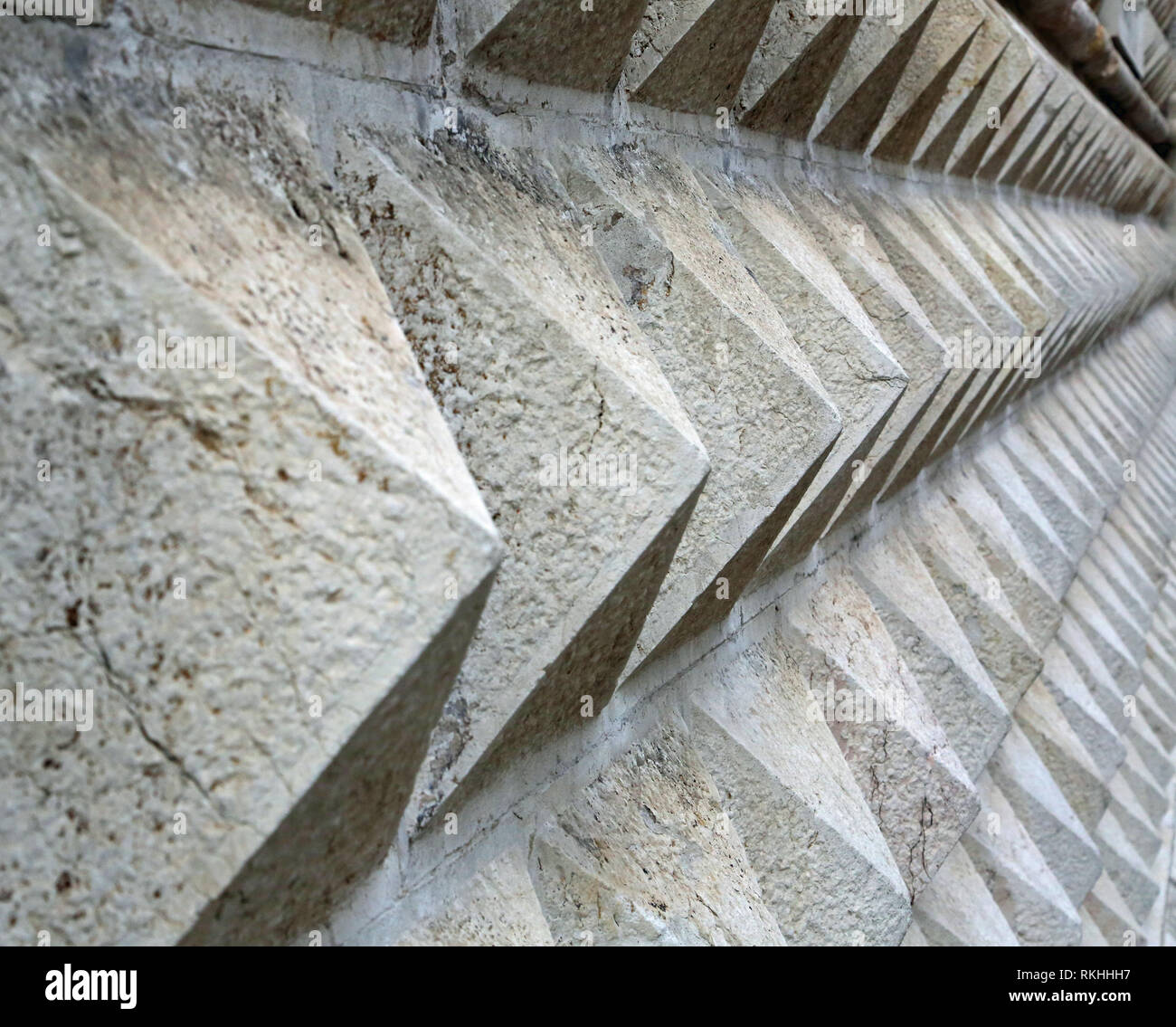 Molte pietre a forma di triangolo dell'edificio chiamato Palazzo Diamanti di Ferrara città in Italia centrale Foto Stock