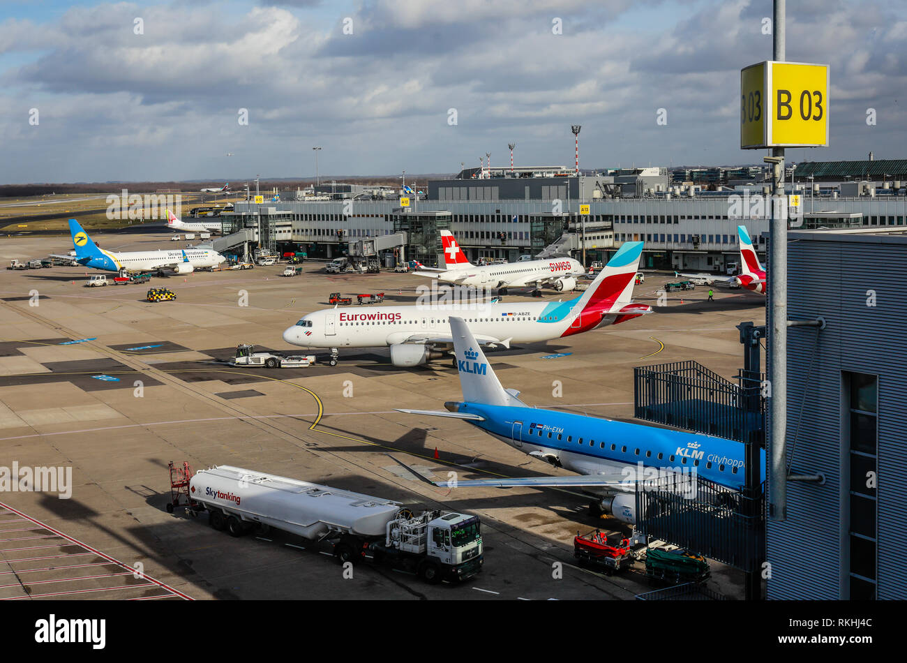 Duesseldorf, nella Renania settentrionale-Vestfalia, Germania - Dusseldorf Aeroporto Internazionale, DUS, aeromobili provenienti dalla Svizzera, Eurowings e KLM sono in piedi al termine Foto Stock