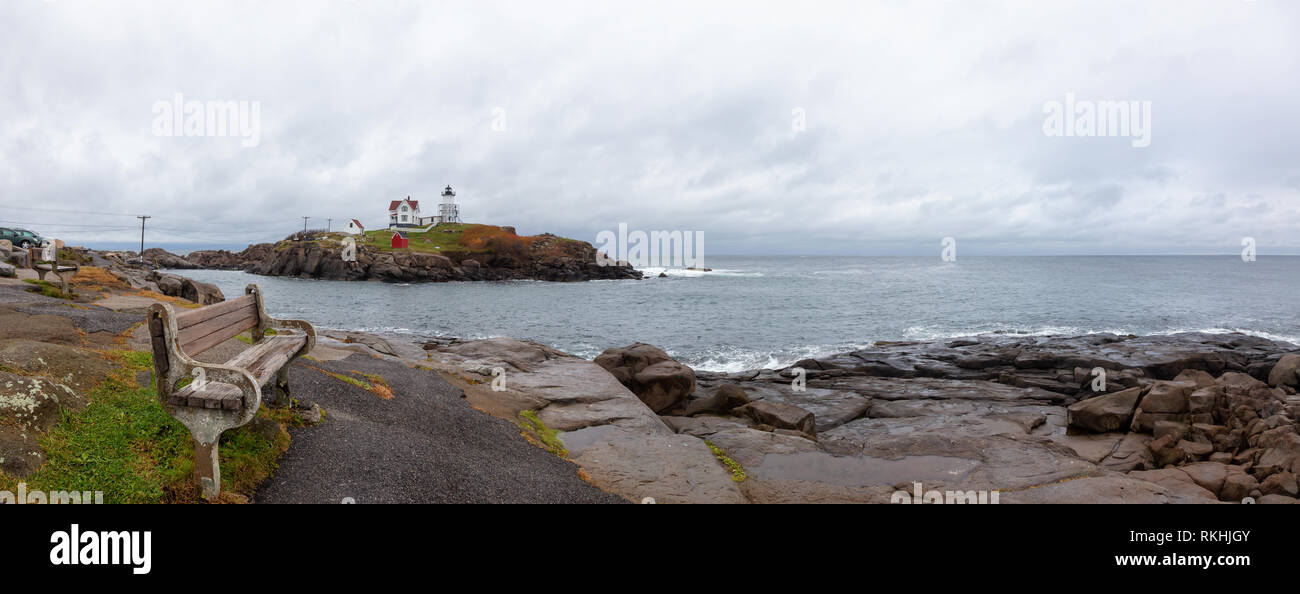 Vista panoramica di un punto di vista su un oceano Atlantico costa vicino a un faro. Preso in Nubble Lighthouse, York, Maine, Stati Uniti. Foto Stock