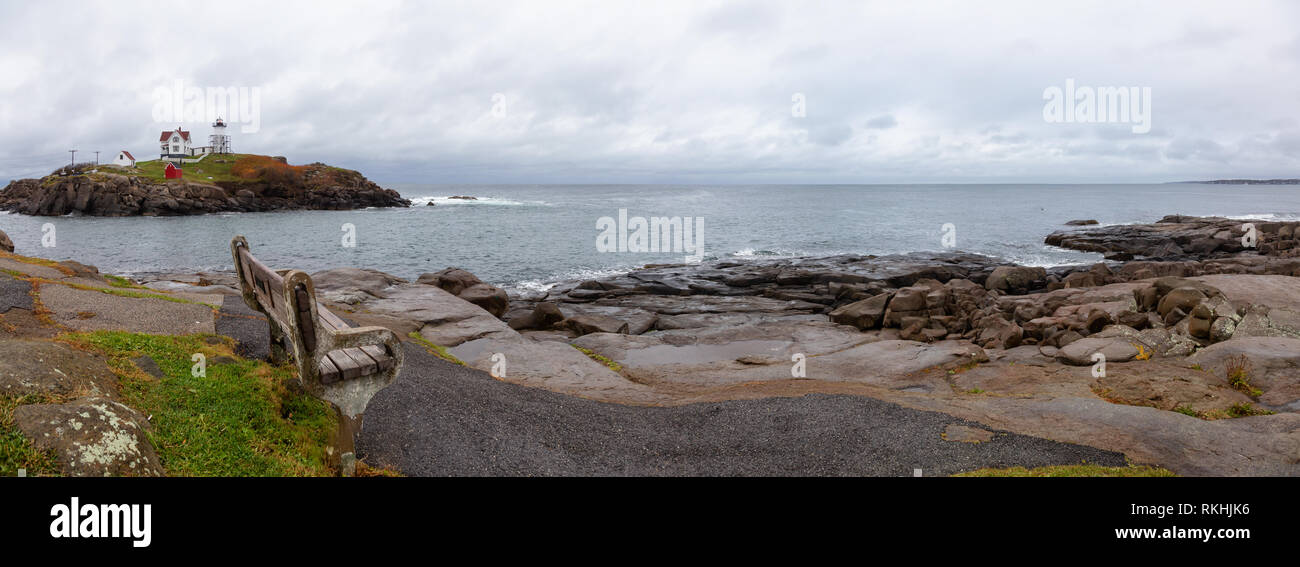 Vista panoramica di un punto di vista su un oceano Atlantico costa vicino a un faro. Preso in Nubble Lighthouse, York, Maine, Stati Uniti. Foto Stock